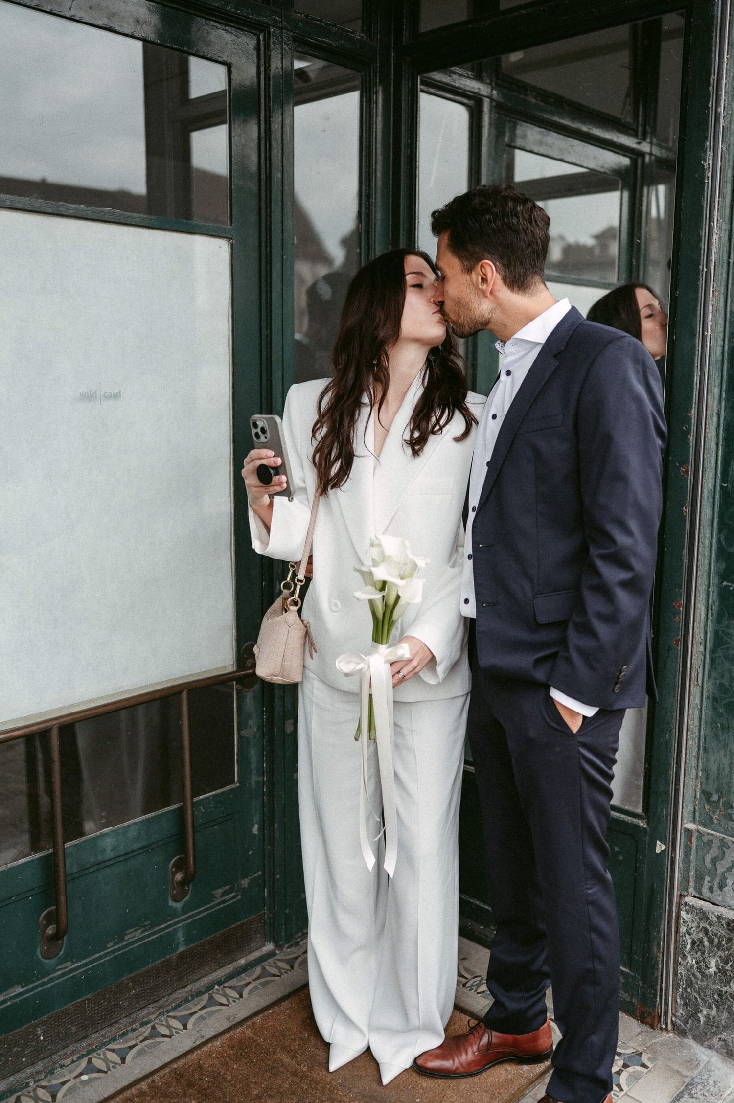 Hochzeitsfotografie Zürich Hochzeit Standesamt Braut und Bräutigam Kuss