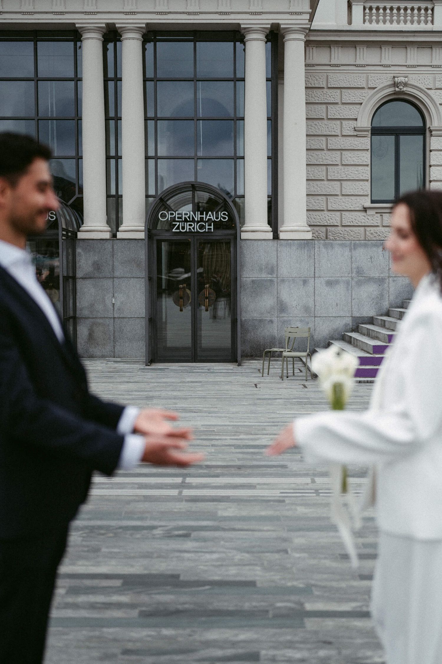 Hochzeitsfotografie Zürich Hund Portrait Braut und Bräutigam mit Hund Opernhaus Zürich