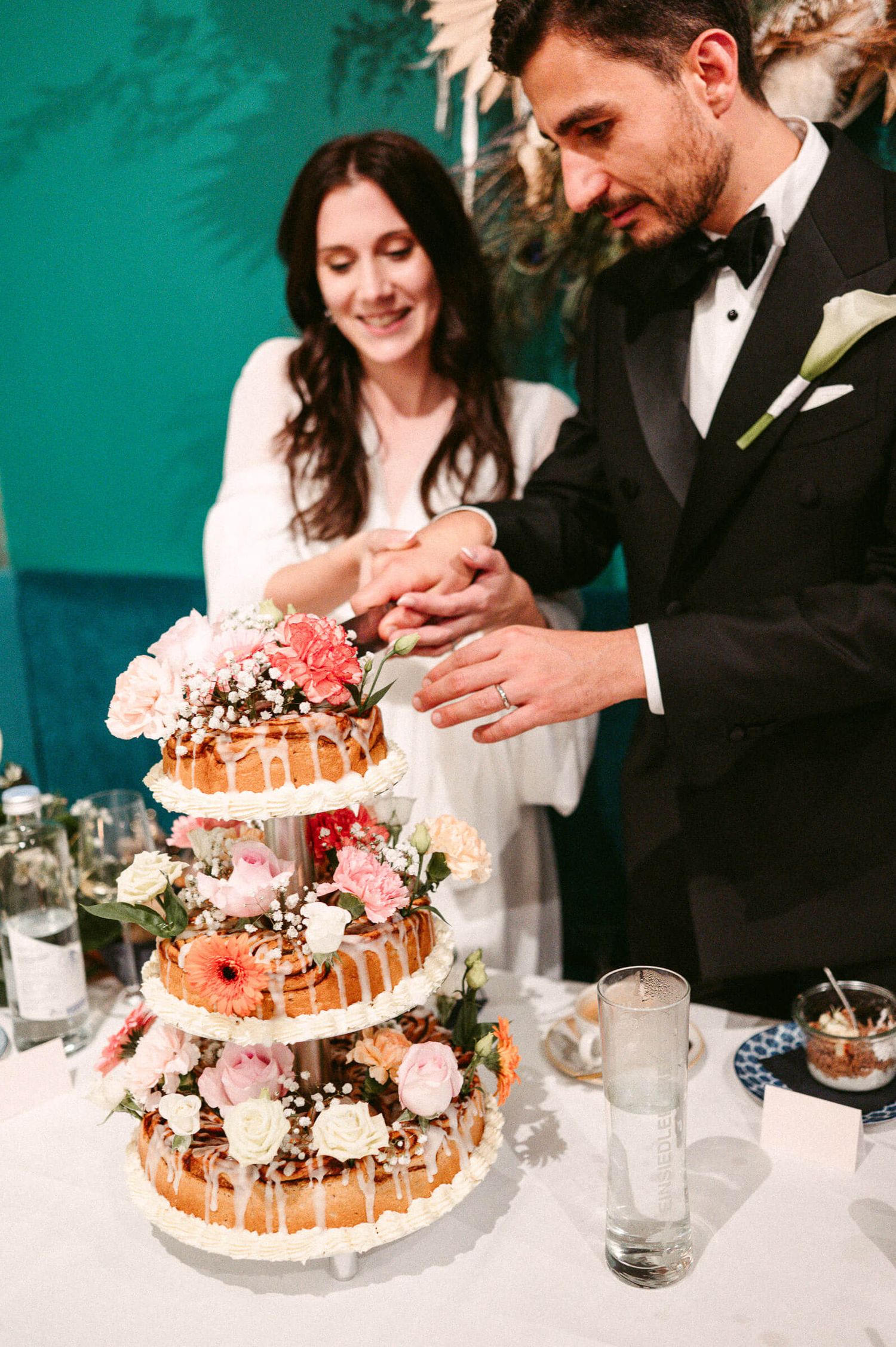 Hochzeitsfotografie Zürich Hochzeitstorte Zimtschnecken Moon Anschnitt