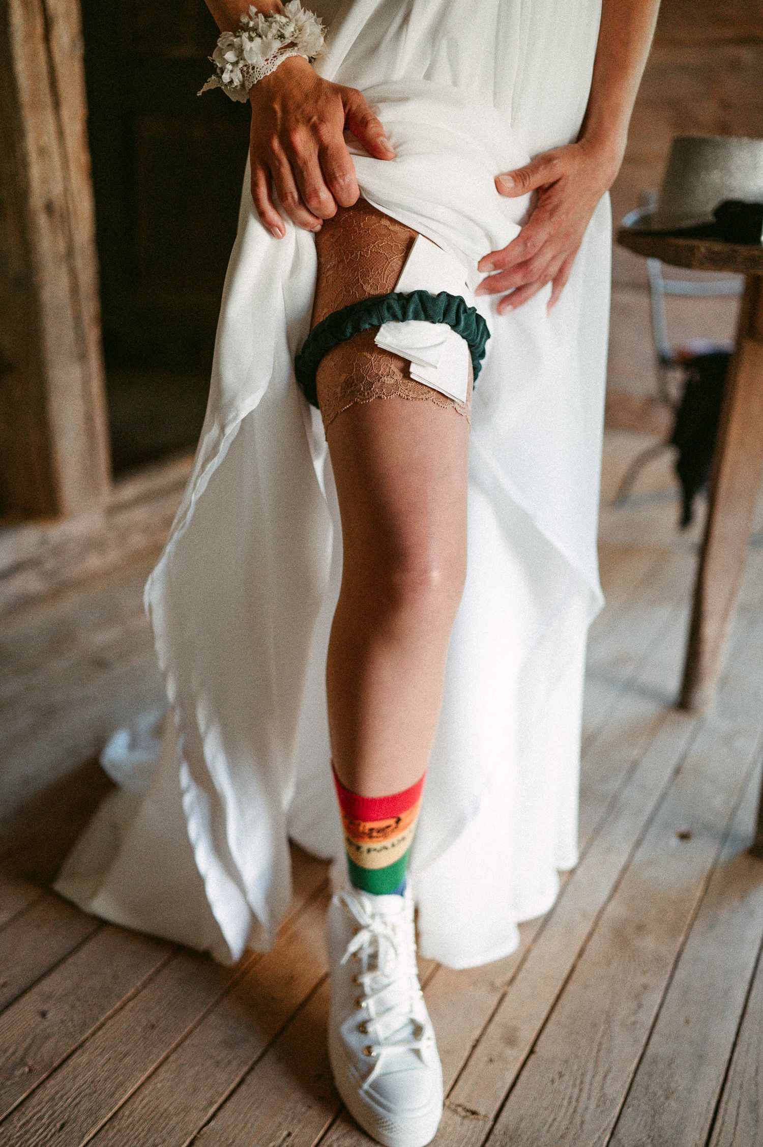 Hochzeitsfotografie Schwarzwald Braut mit Brautkleid und Pride Socken