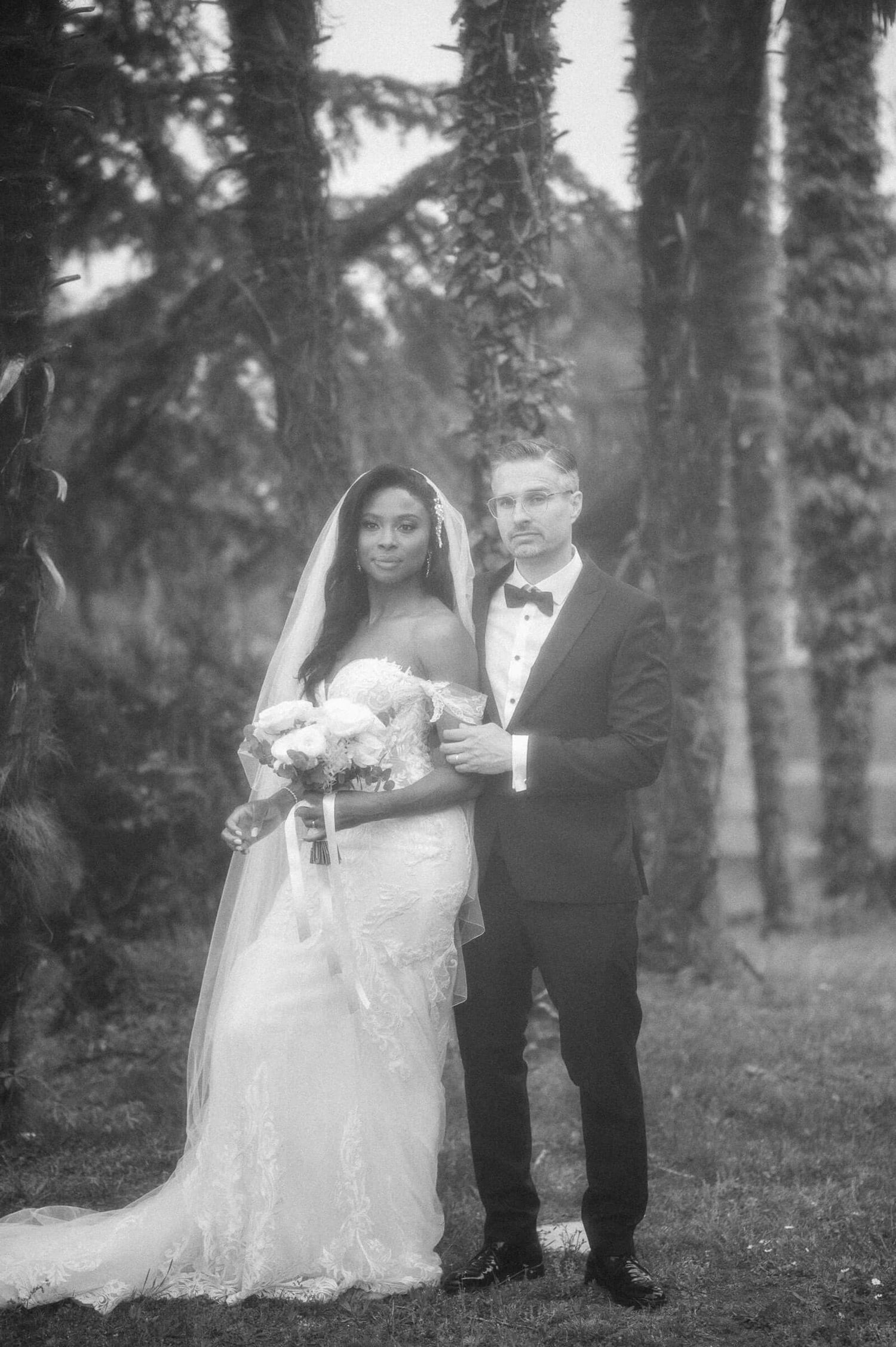 Hochzeitsfotografie Italien Portrait Braut und Bräutigam im Garten