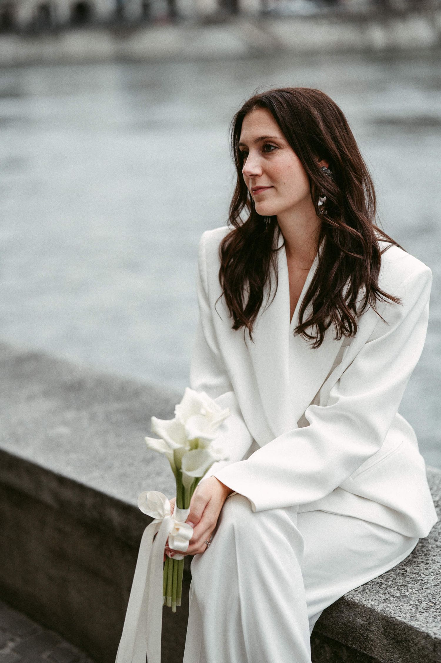 Hochzeitsfotografie Zürich Hochzeit Standesamt Portrait Braut an der Limmat