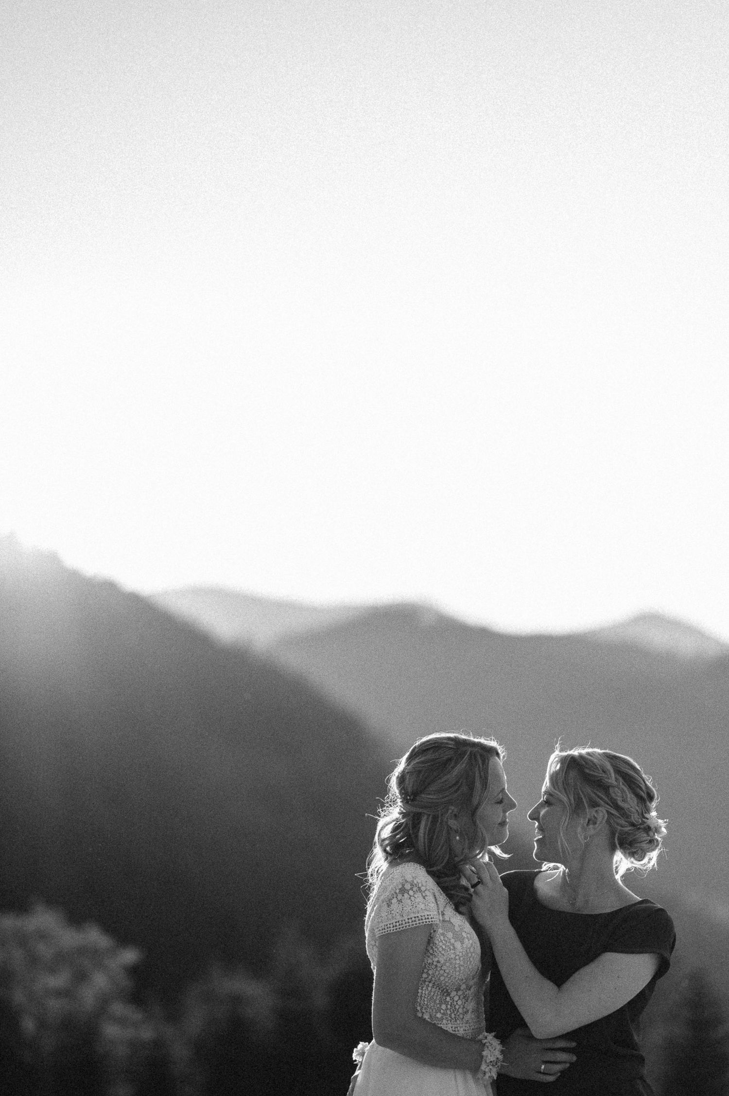 Hochzeitsfotografie Schwarzwald Sonnenuntergang Shooting zwei Bräute auf Wiese