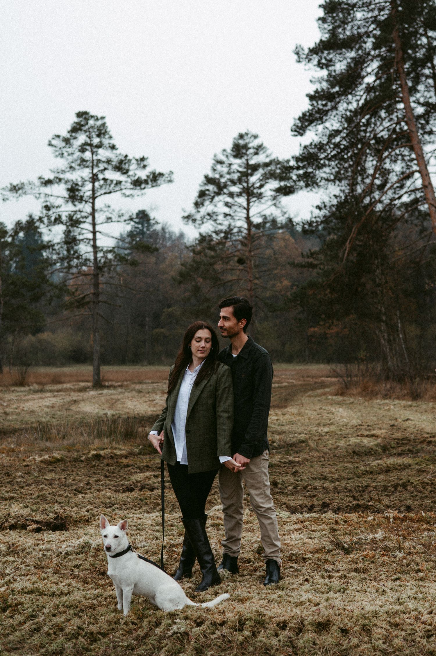 Paarfotografie Zürich Paar in der Natur mit Hund
