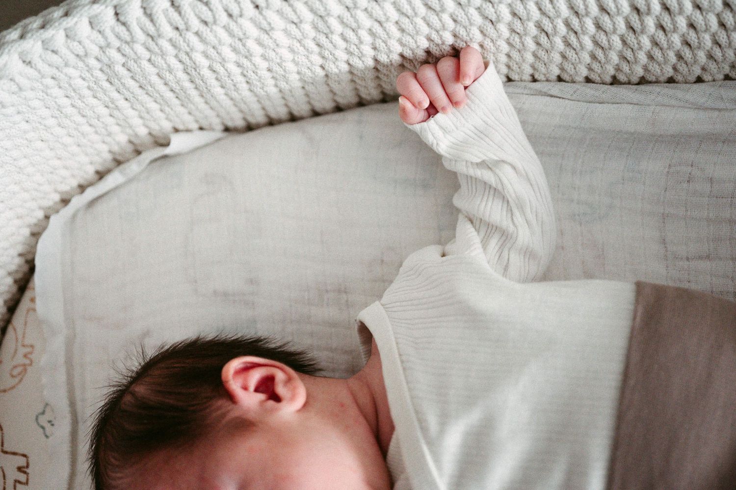 Babyfotografie Zürich Detailaufnahme Babyhand und Kopf