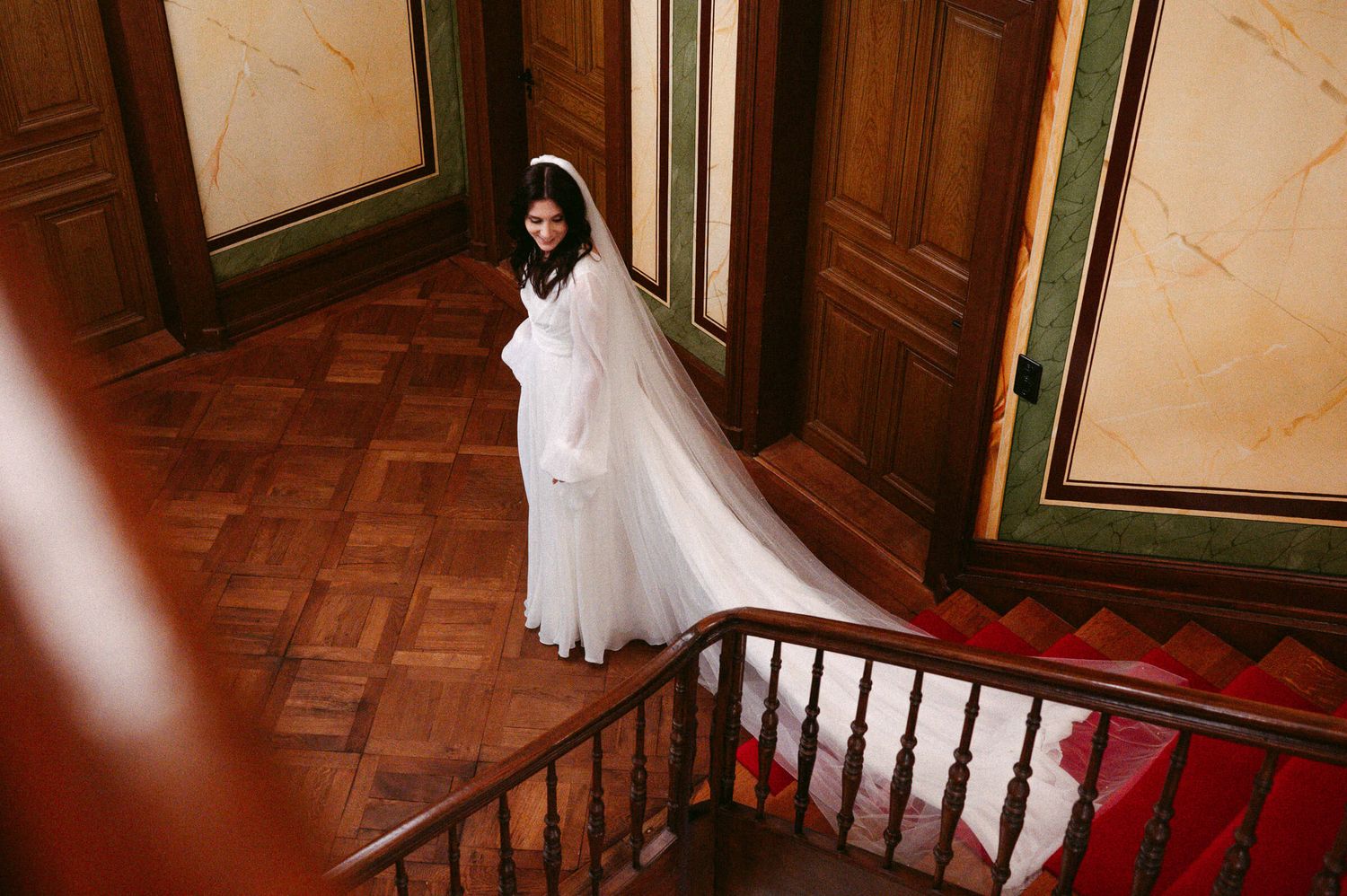 Hochzeitsfotografie Zürich Portrait Braut auf der Treppe First Look mit Bräutigam