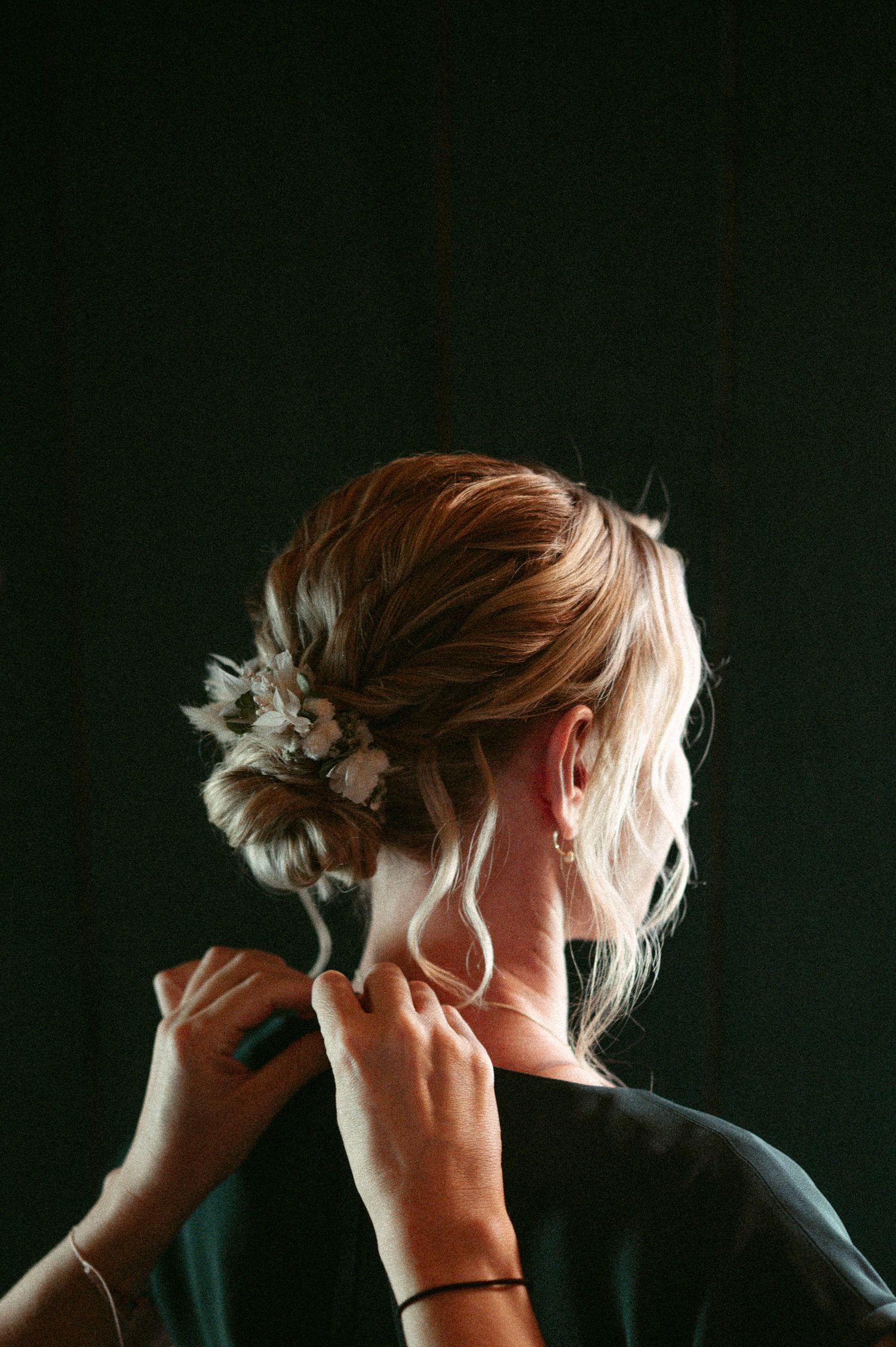 Hochzeitsfotografie Schwarzwald Braut im Brautkleid Getting Ready