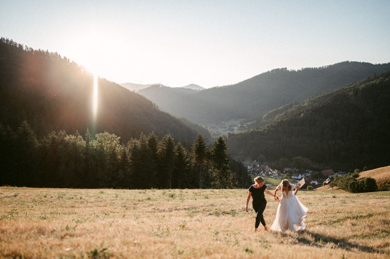 Hochzeitsfotografie Schwarzwald Sonnenuntergang Shooting zwei Bräute auf Wiese