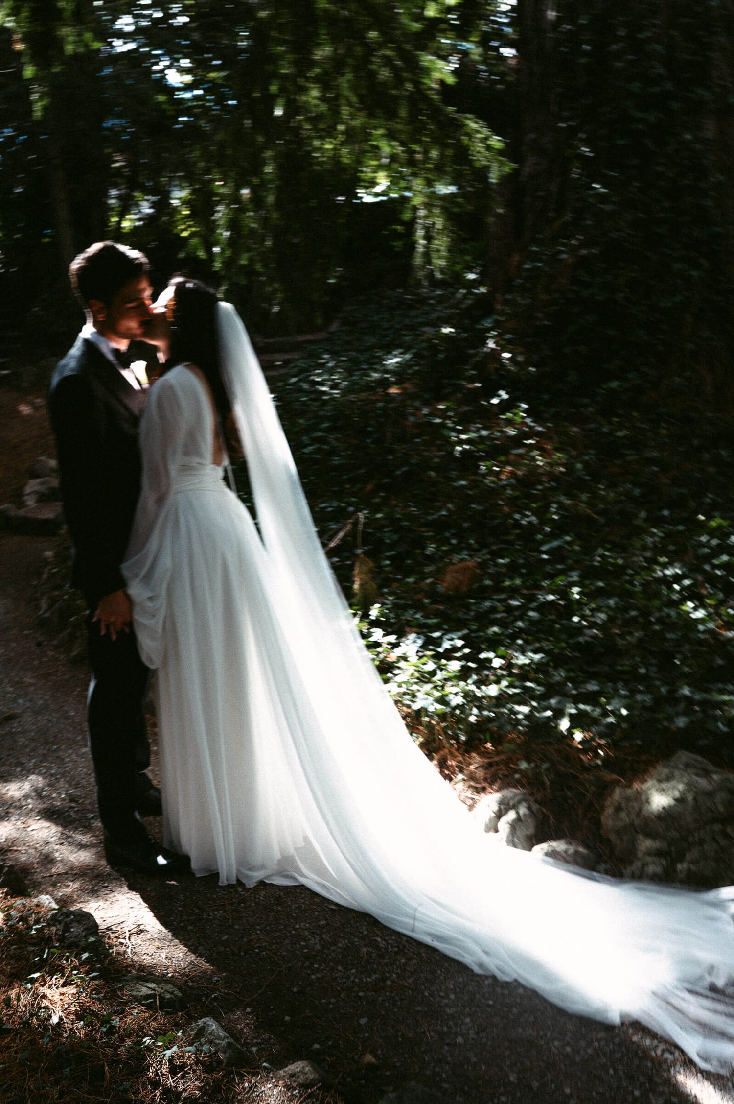Hochzeitsfotografie Zürich Portrait Braut und Bräutigam im Garten Kuss