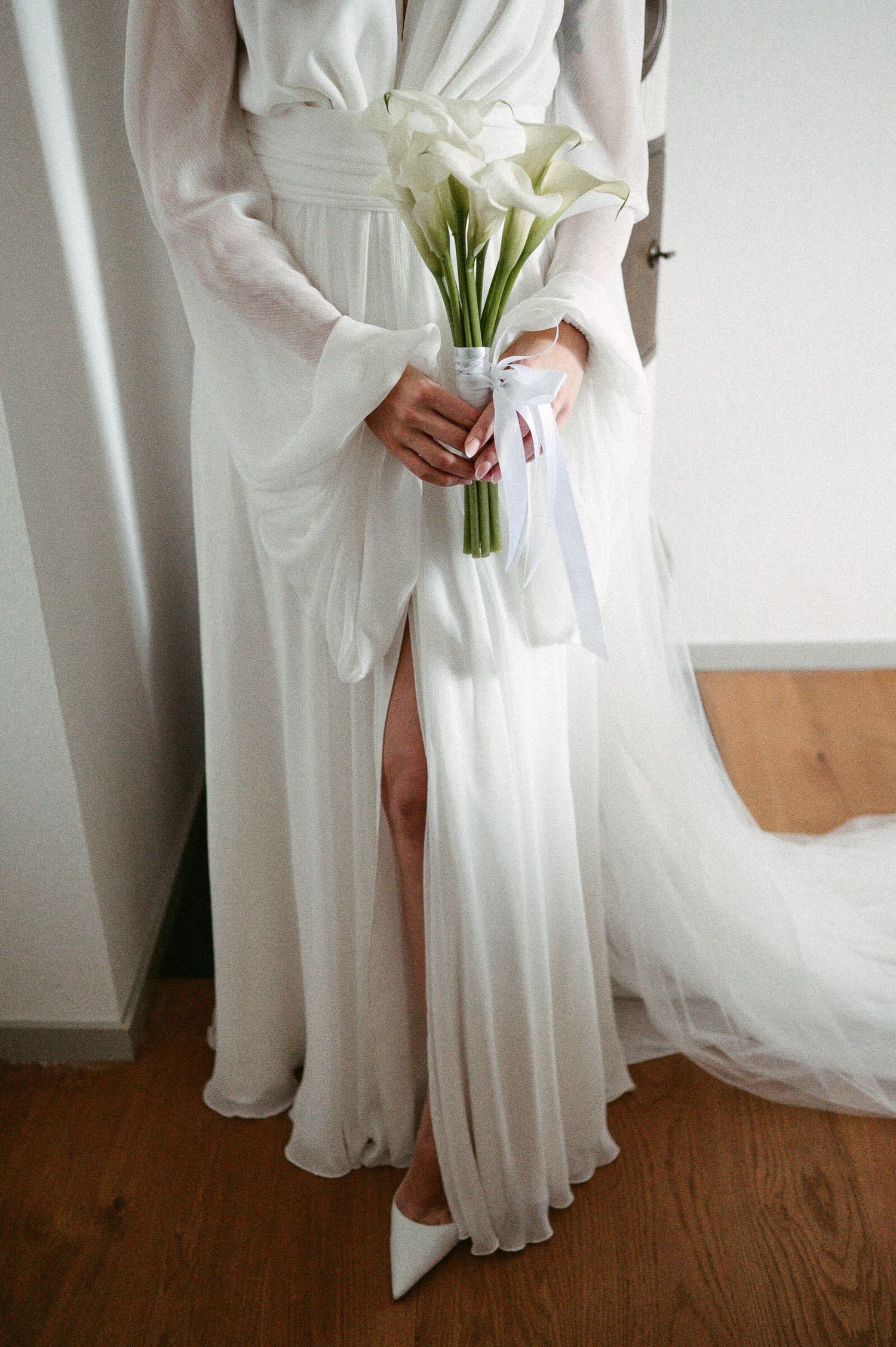 Hochzeitsfotografie Zürich Portrait Braut Hochzeitskleid und weisser Blumenstrauss