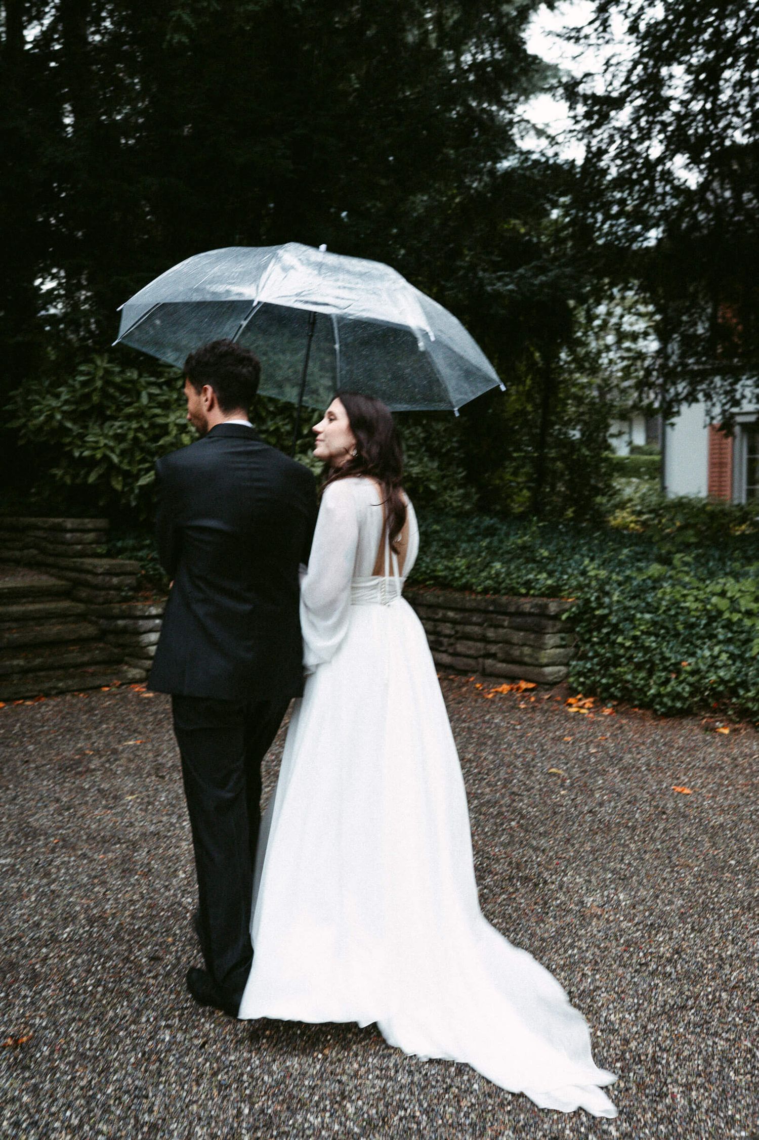Hochzeitsfotografie Zürich Brautpaar mit Regenschirm