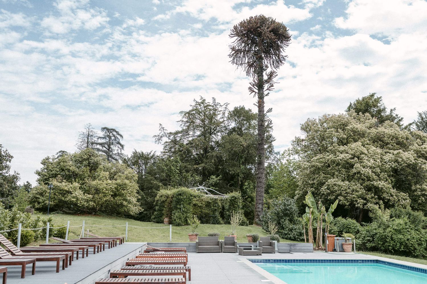 Hochzeitsfotografie Italien Pool und Palmen