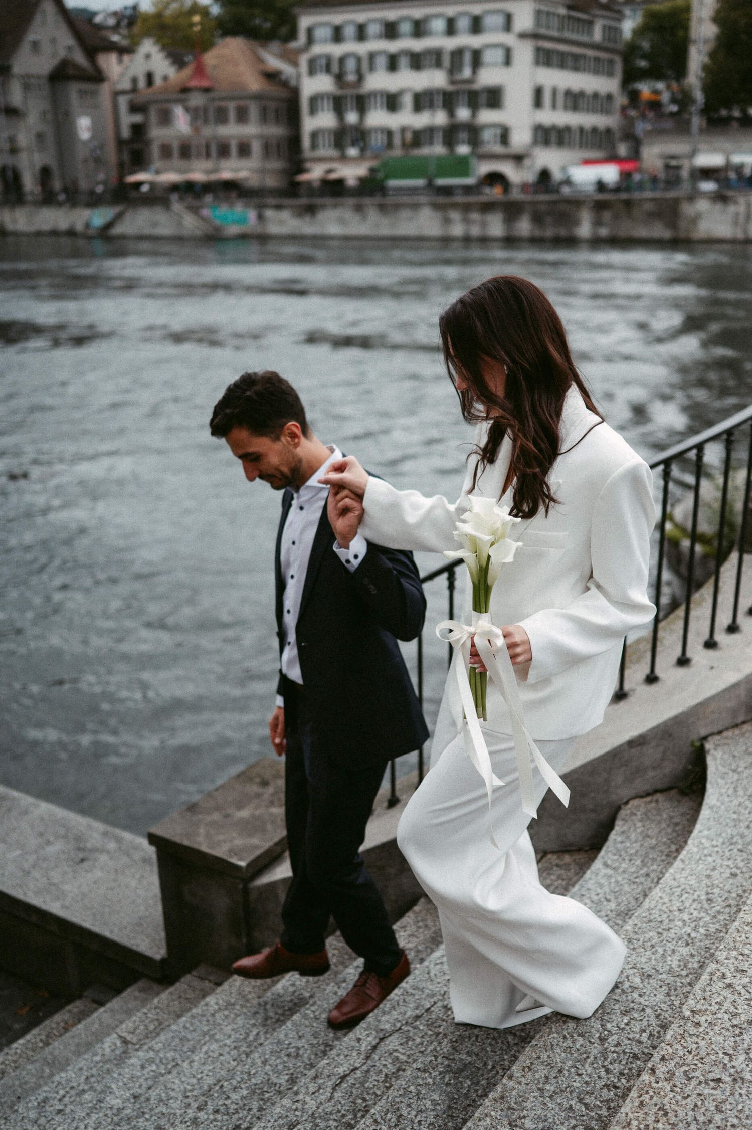 Hochzeitsfotografie Zürich Hund Portrait Braut und Bräutigam Standesamt Zürich Limmat