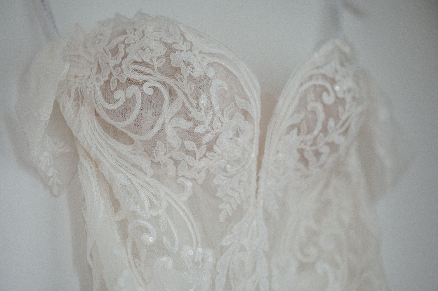 Hochzeitsfotografie Italien Detail Brautkleid