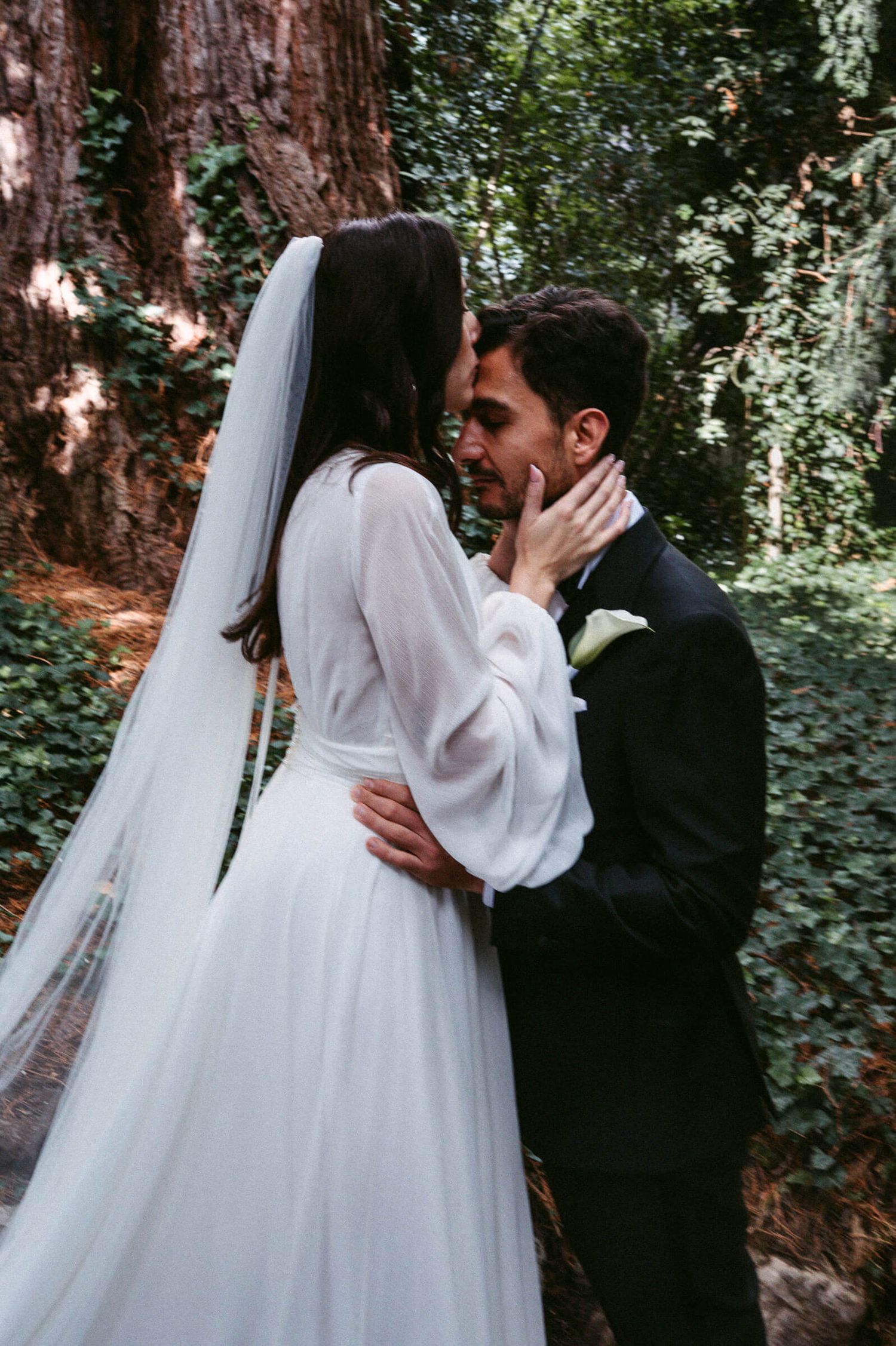 Hochzeitsfotografie Zürich Portrait Braut und Bräutigam im Garten Kuss