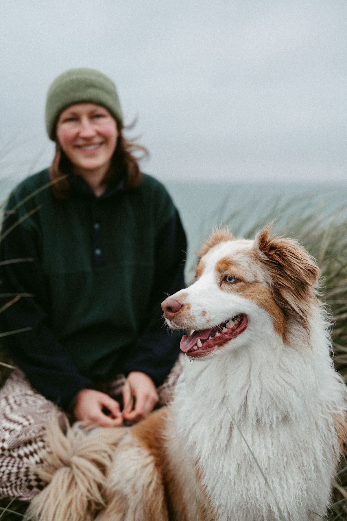 Portraitfotografie Dänemark Portrait Frau und Hund in Dünen