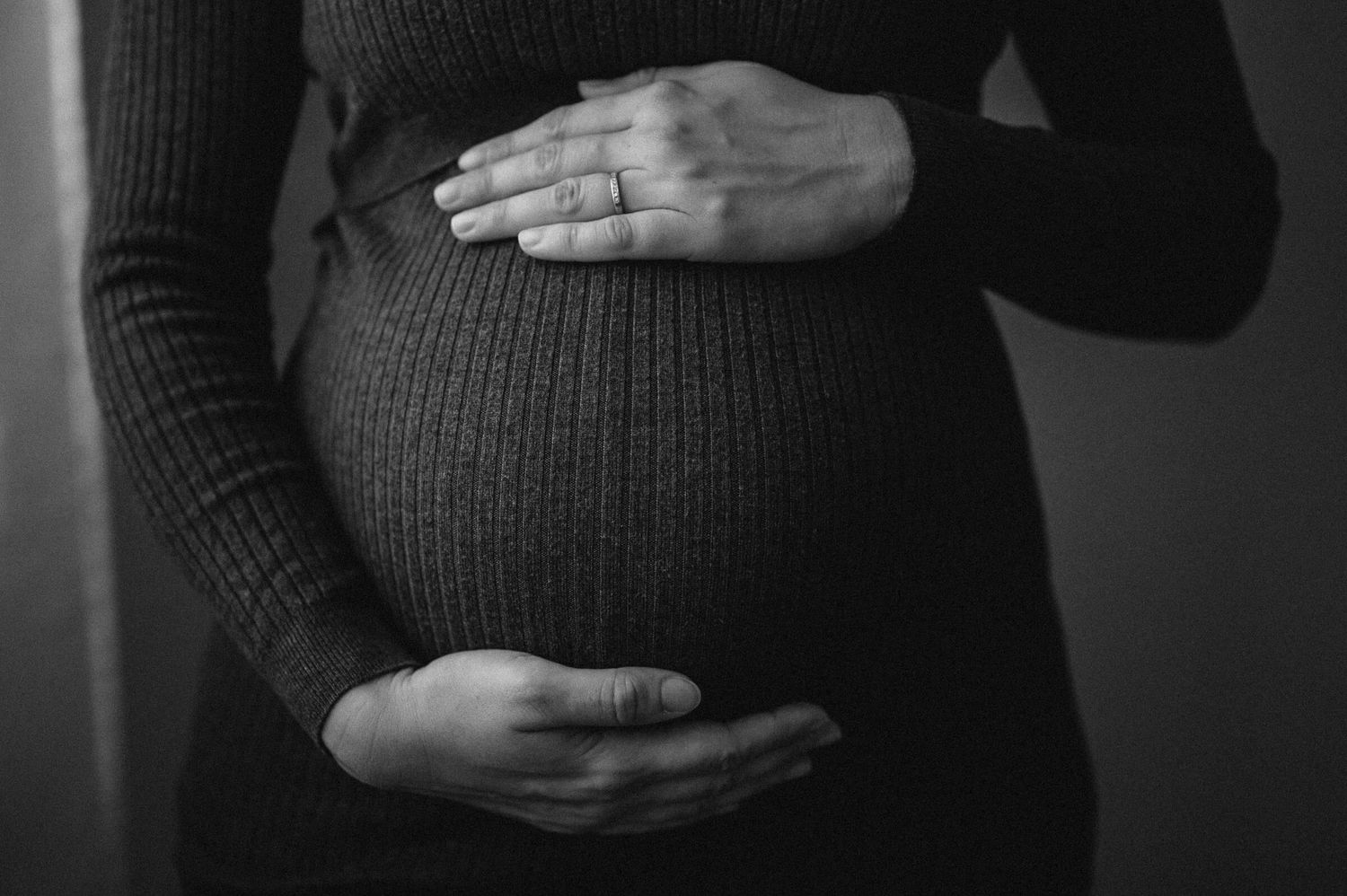 Schwangerschaftsfotografie St.Gallen Portrait schwangere Frau Babybauch