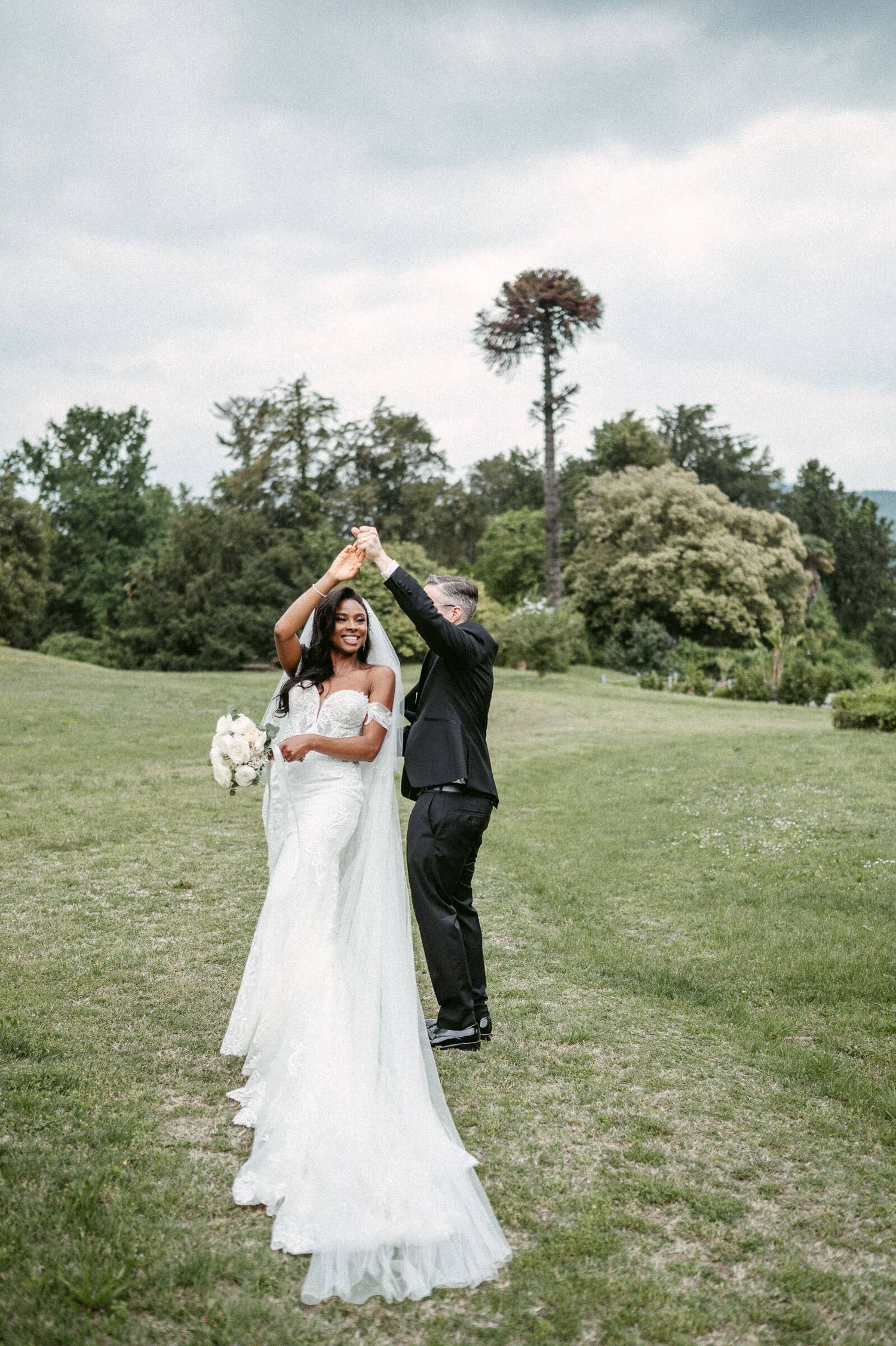 Hochzeitsfotografie Italien Portrait Braut und Bräutigam im Garten
