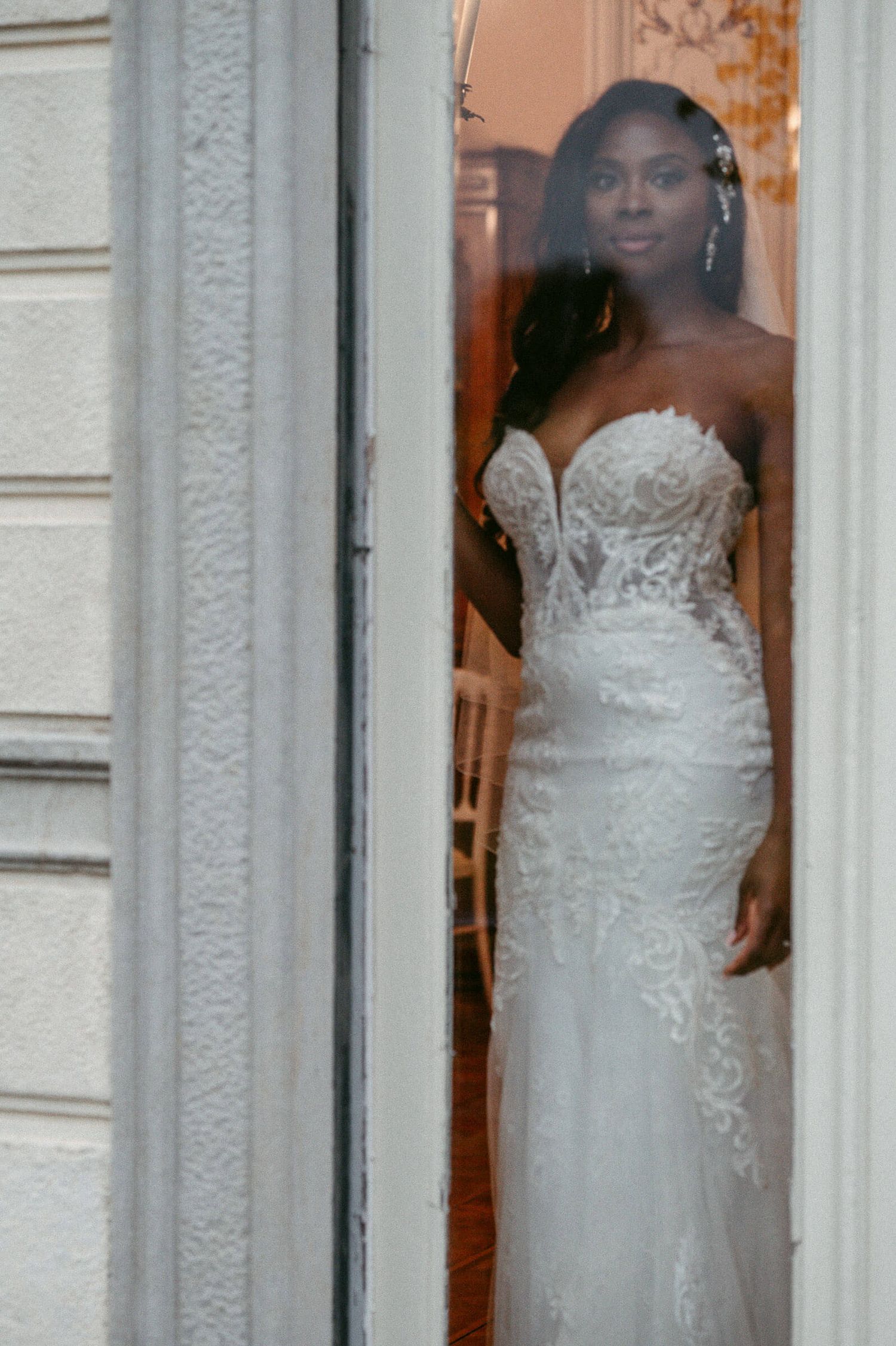 Hochzeitsfotografie Italien Braut am Fenster