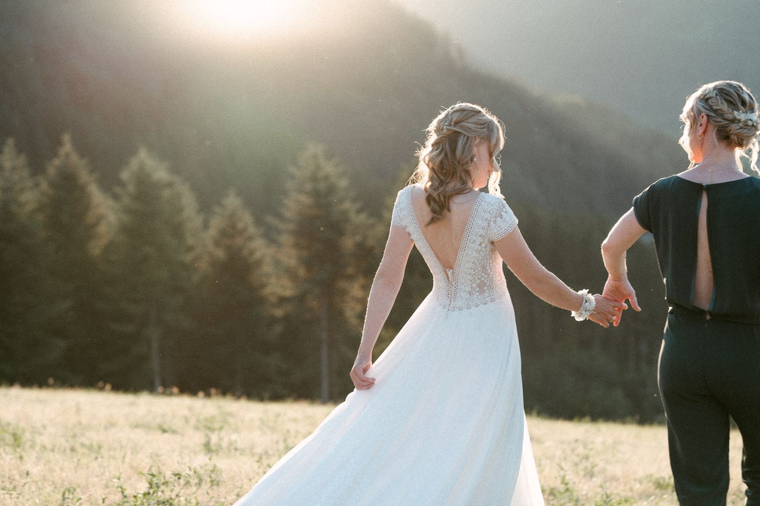 Hochzeitsfotografie Schwarzwald Sonnenuntergang Shooting zwei Bräute auf Wiese
