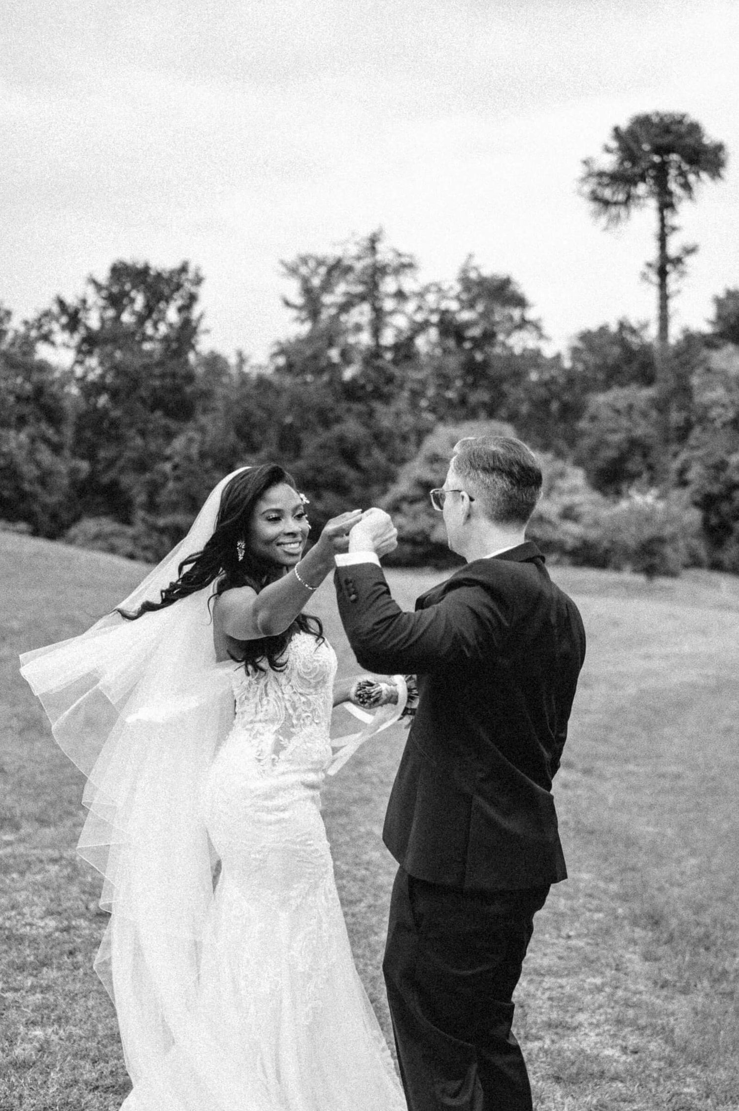 Hochzeitsfotografie Italien Portrait Braut und Bräutigam im Garten Tanz
