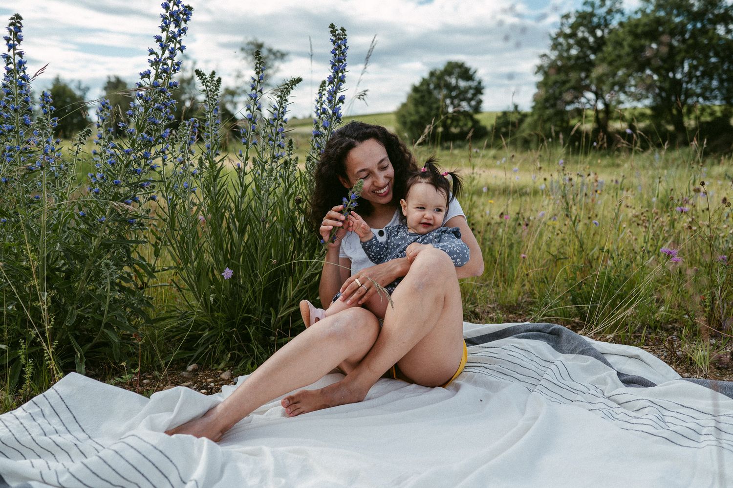 Familienfotografie Zürich Mutter und Kind in Natur