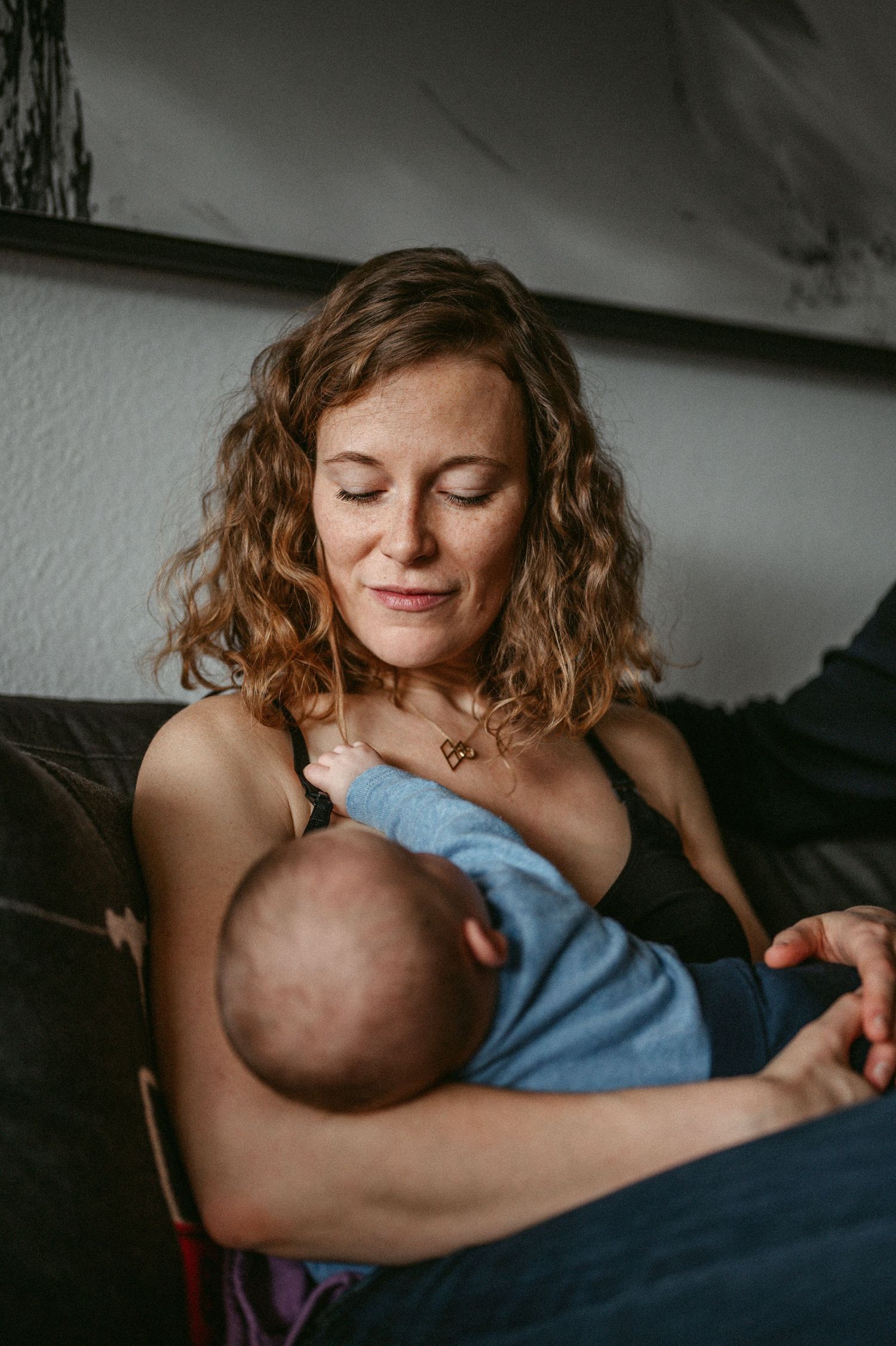 Babyfotografie Zürich Baby mit Mutter beim Stillen