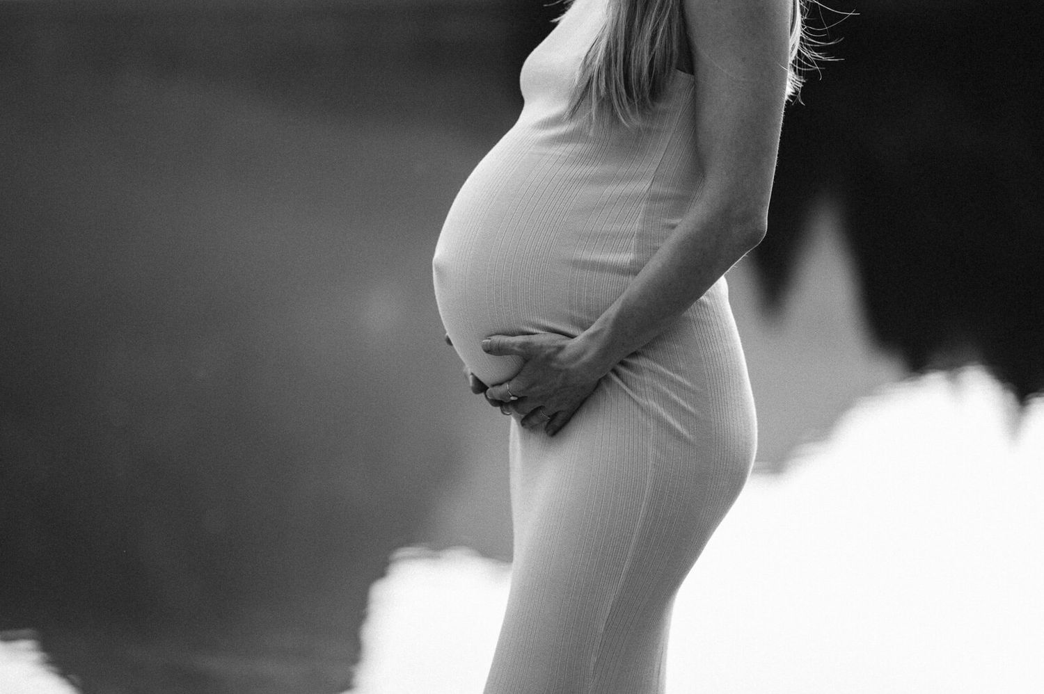 Schwangerschaftsfotografie Schweiz Bergsee Portrait Babybauch