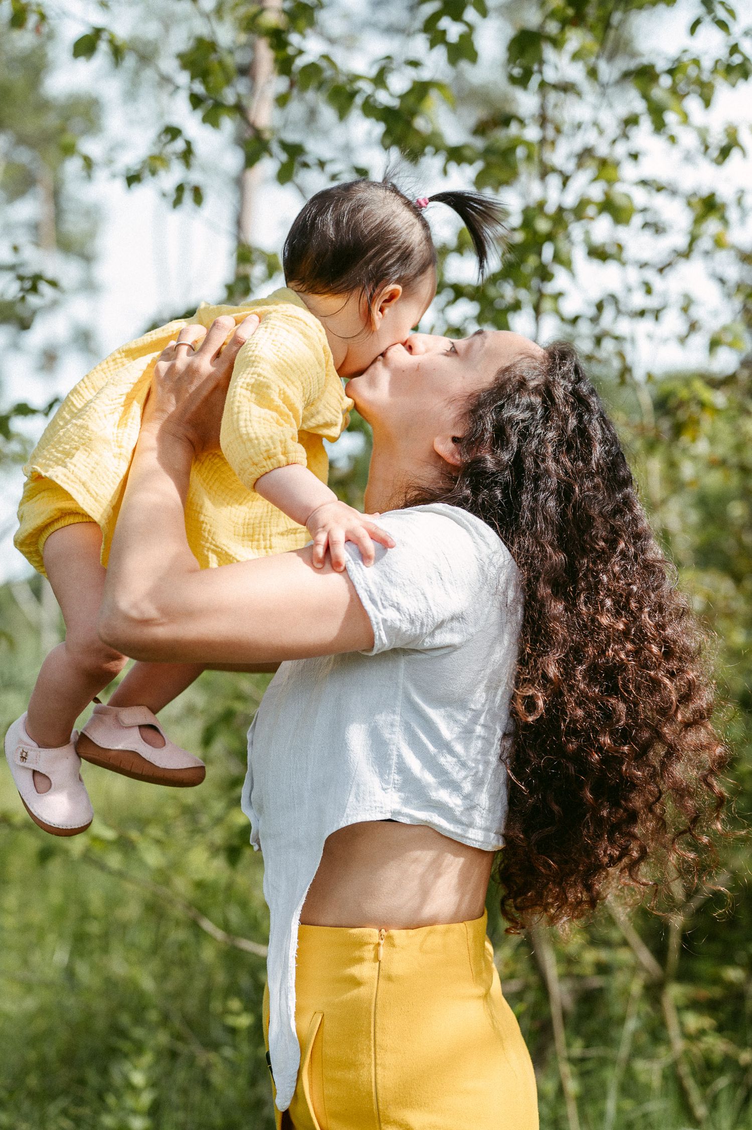 Familienfotografie Zürich Mutter und Kind in Natur