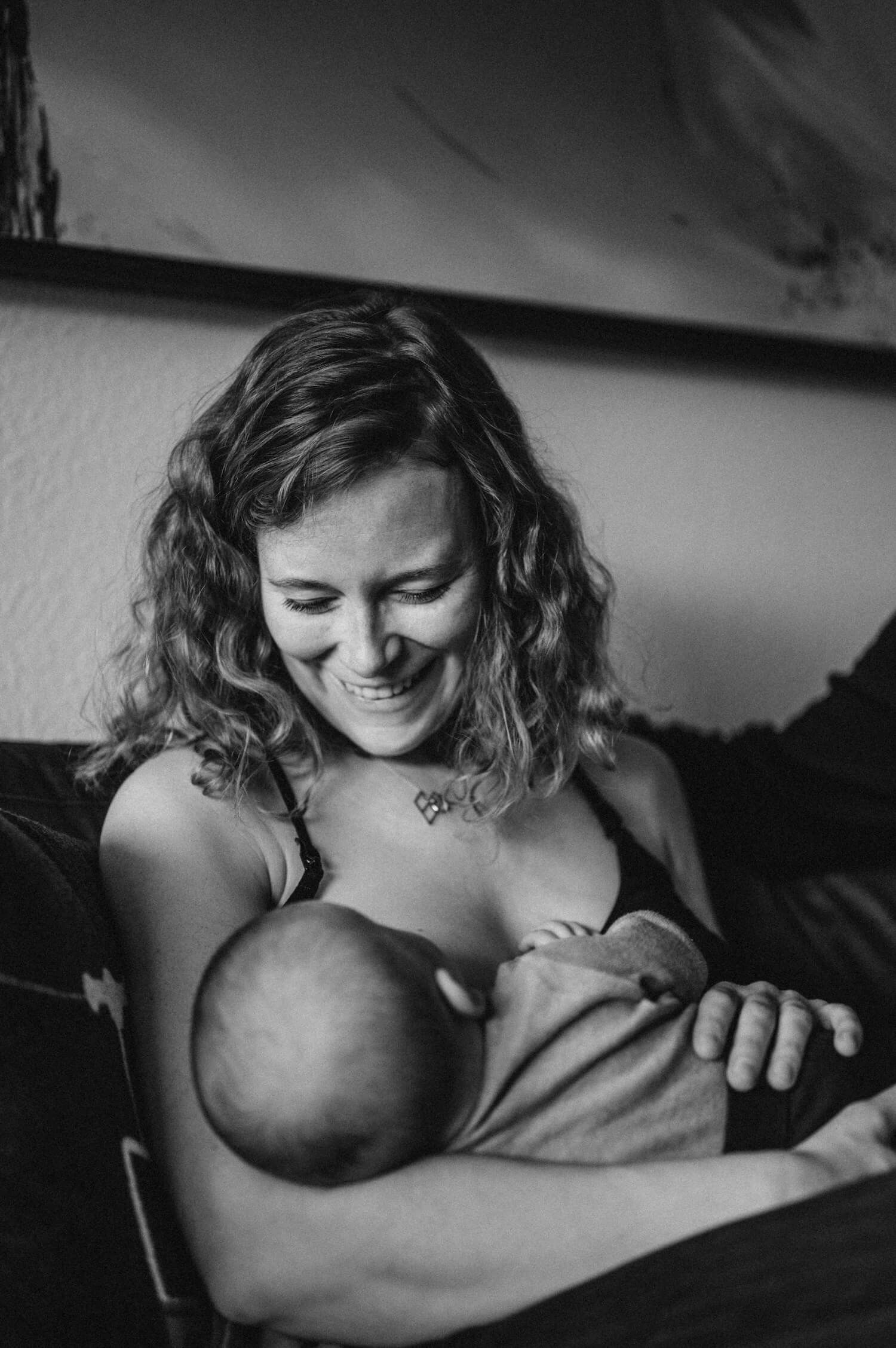 Babyfotografie Zürich Portrait Mutter und Baby beim Stillen