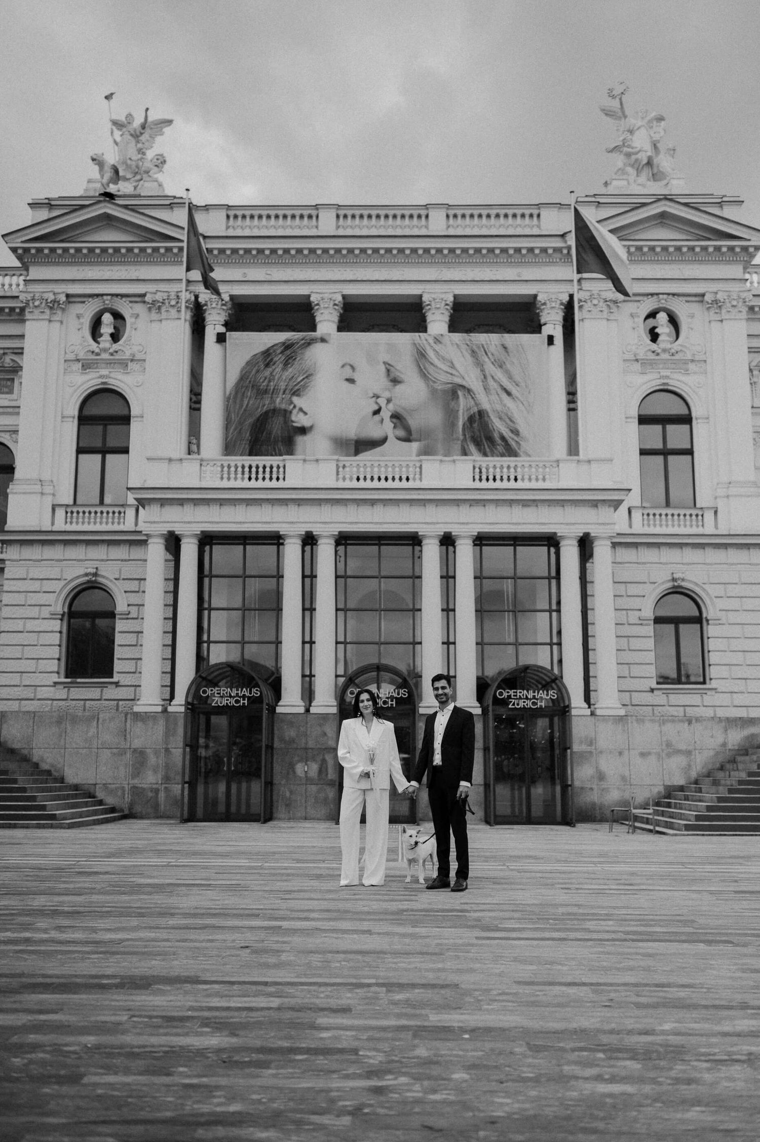 Hochzeitsfotografie Zürich Hund Portrait Braut und Bräutigam mit Hund Opernhaus Zürich