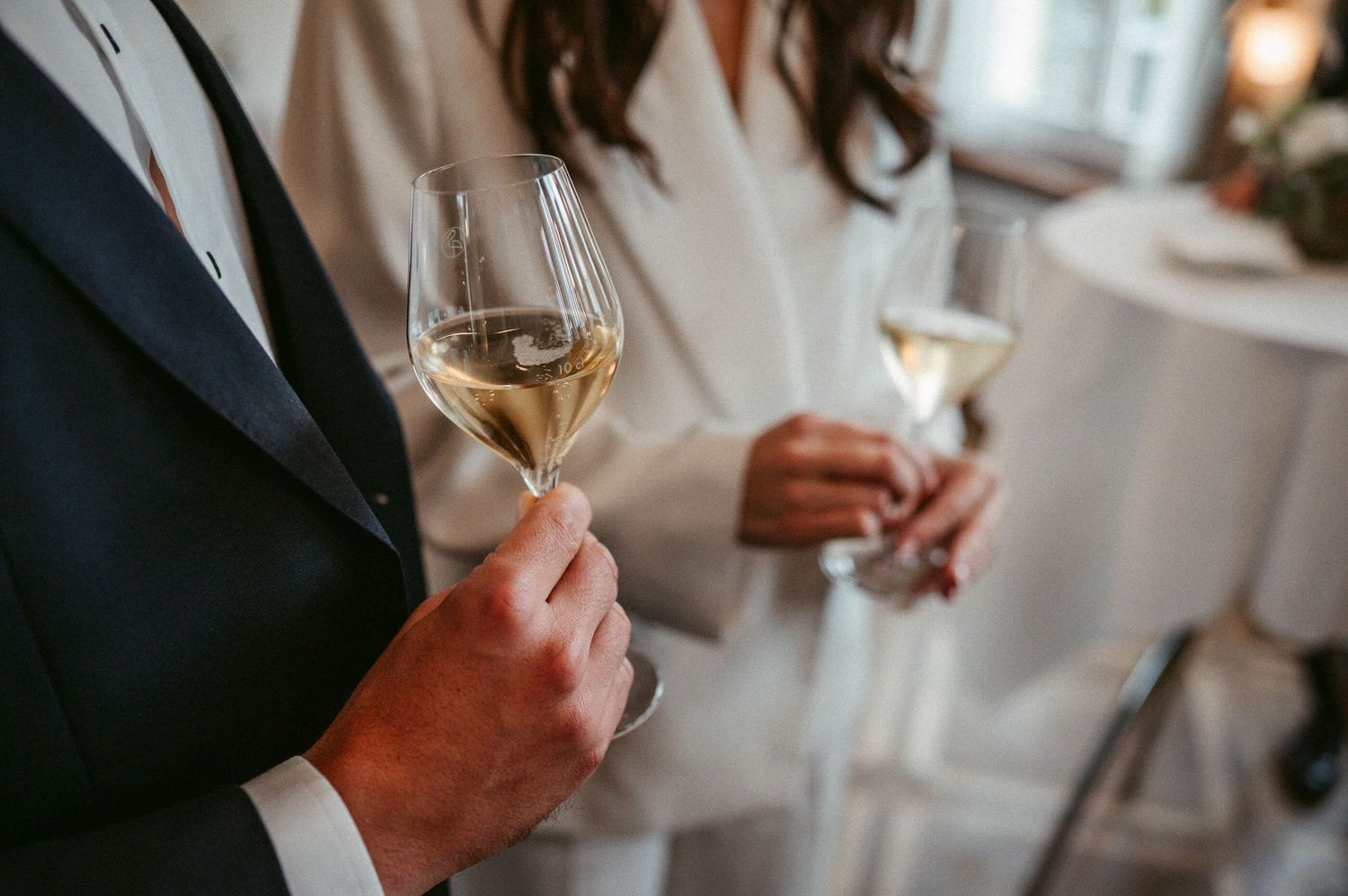 Hochzeitsfotografie Zürich Hochzeit Standesamt Braut und Bräutigam mit Weingläser