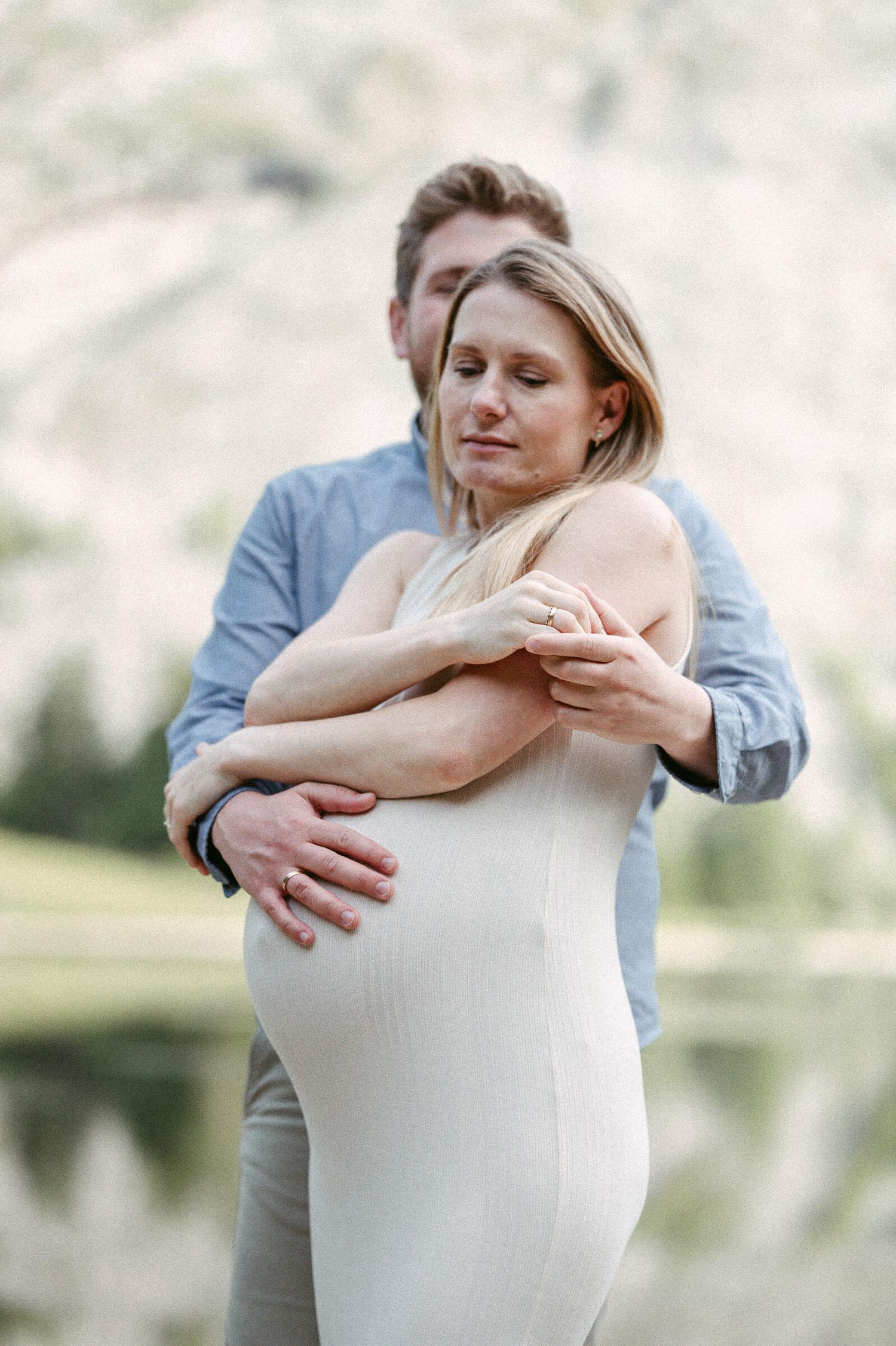 Schwangerschaftsfotografie Schweiz Bergsee Portrait Babybauch