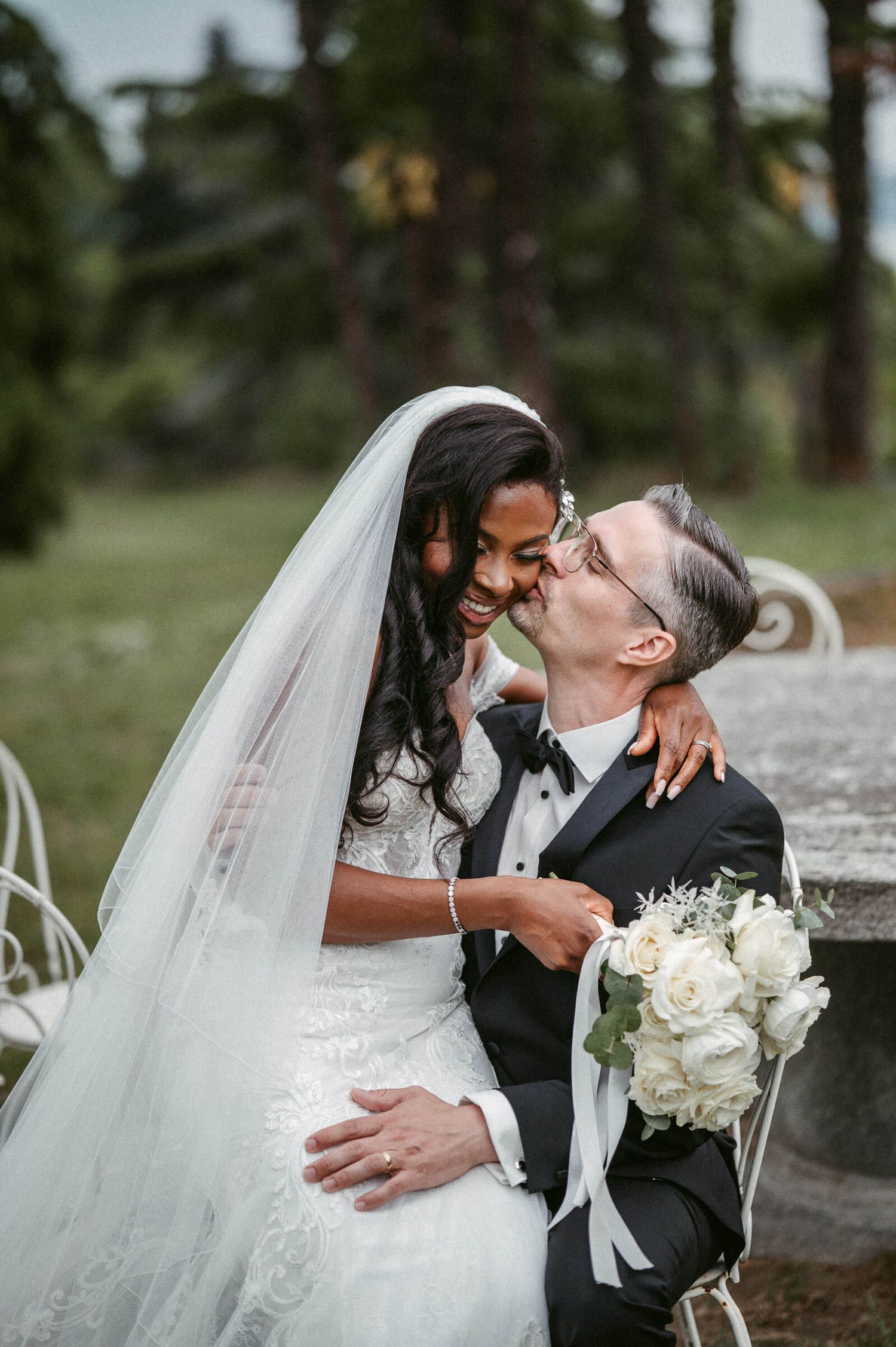 Hochzeitsfotografie Italien Portrait Braut und Bräutigam im Garten Kuss