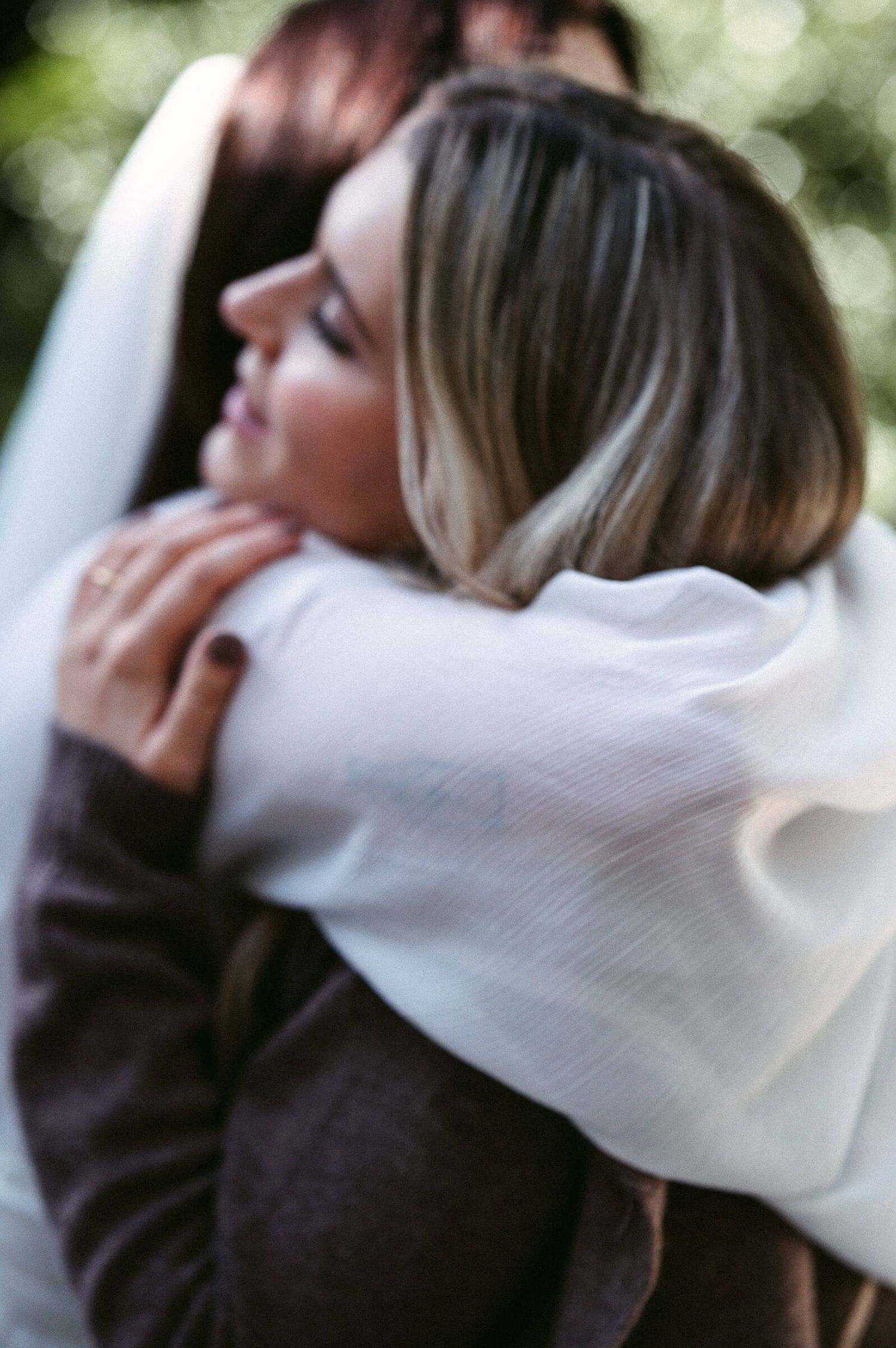 Hochzeitsfotografie Zürich Braut Umarmung Brautschwester
