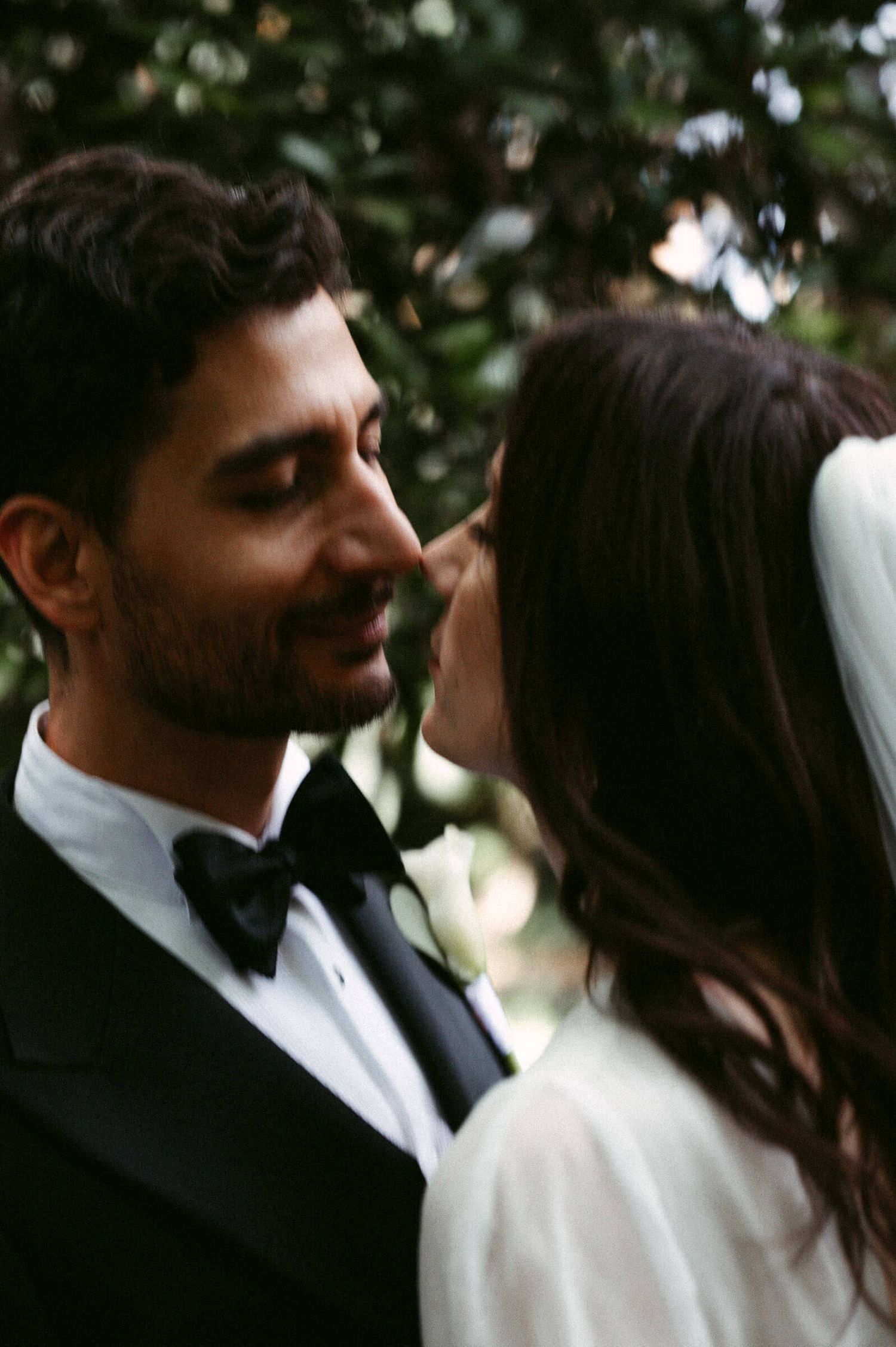 Hochzeitsfotografie Zürich Portrait Braut und Bräutigam im Garten Kuss