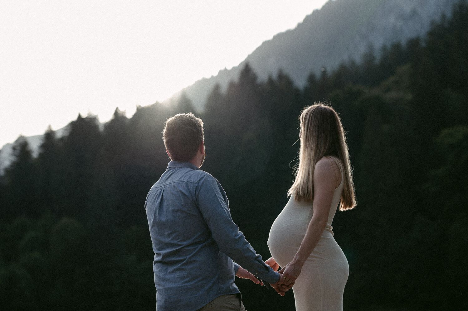 Schwangerschaftsfotografie Zürich Portrait Paar in den Bergen Sonnenuntergang