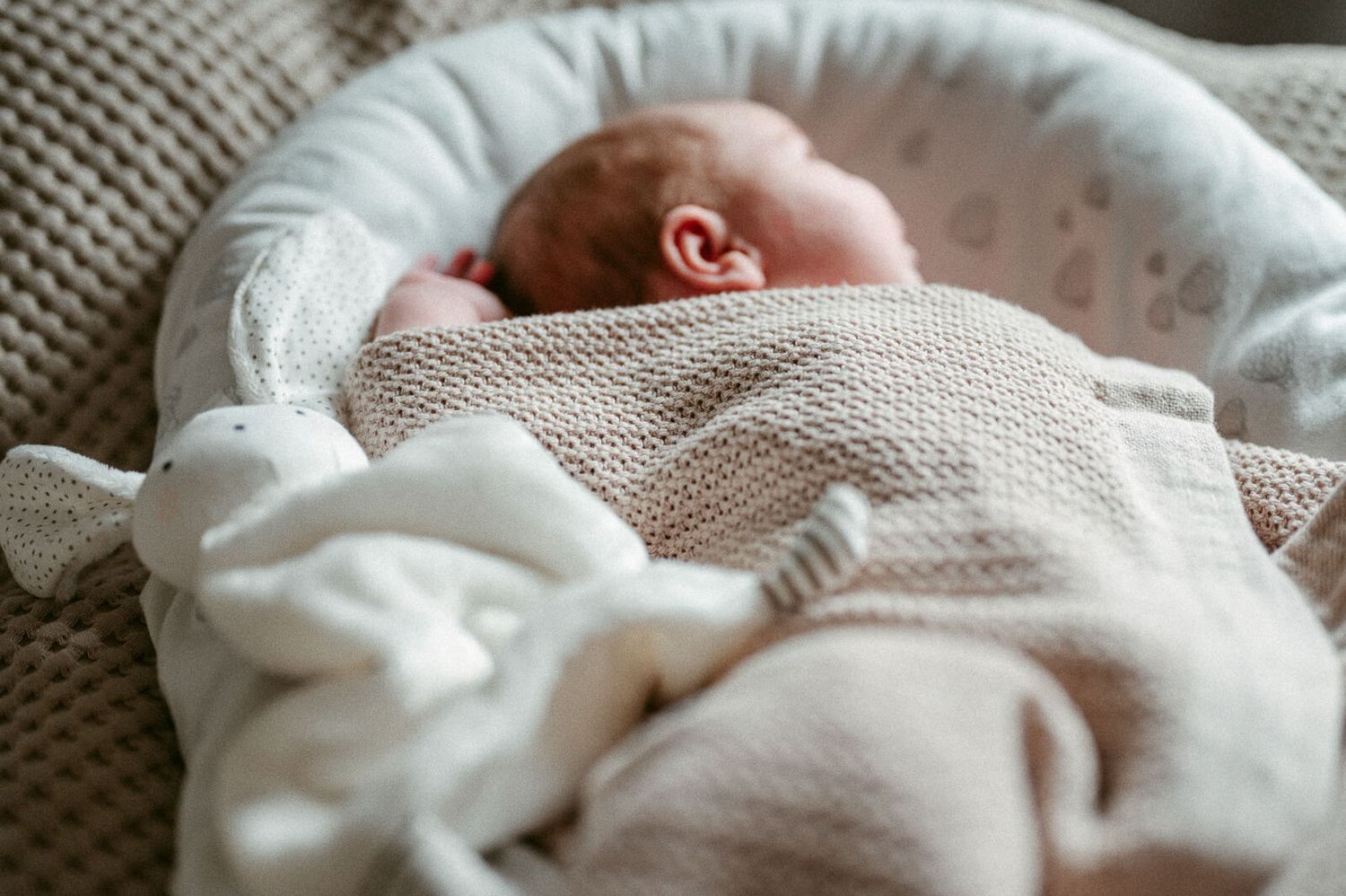 Babyfotografie Zürich Baby im Bett