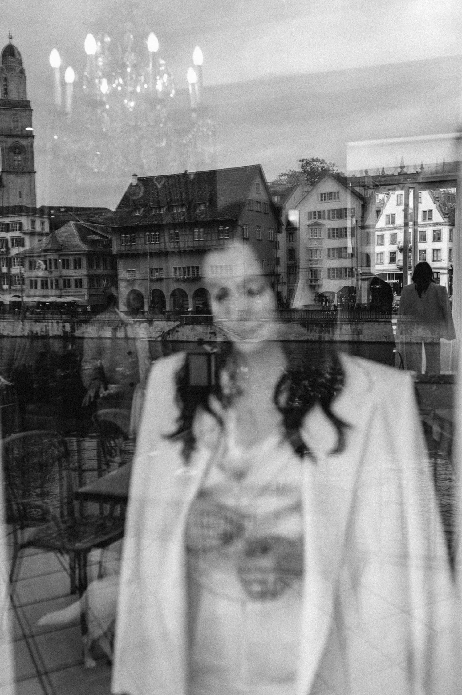 Hochzeitsfotografie Zürich Standesamt Hochzeit Portrait Braut am Fenster