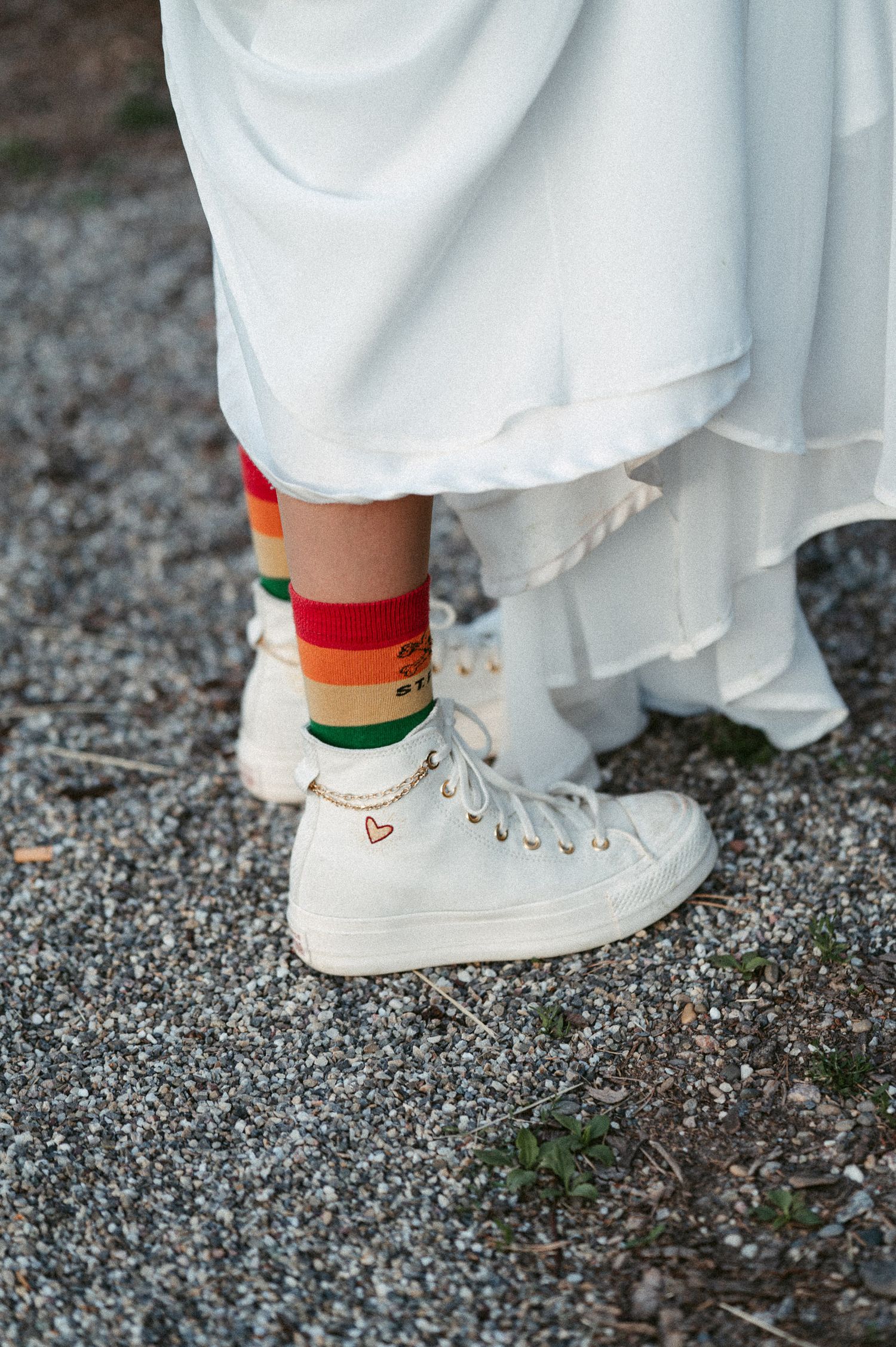 Hochzeitsfotografie Schwarzwald Braut mit Pride Socken und Hockzeitskleid