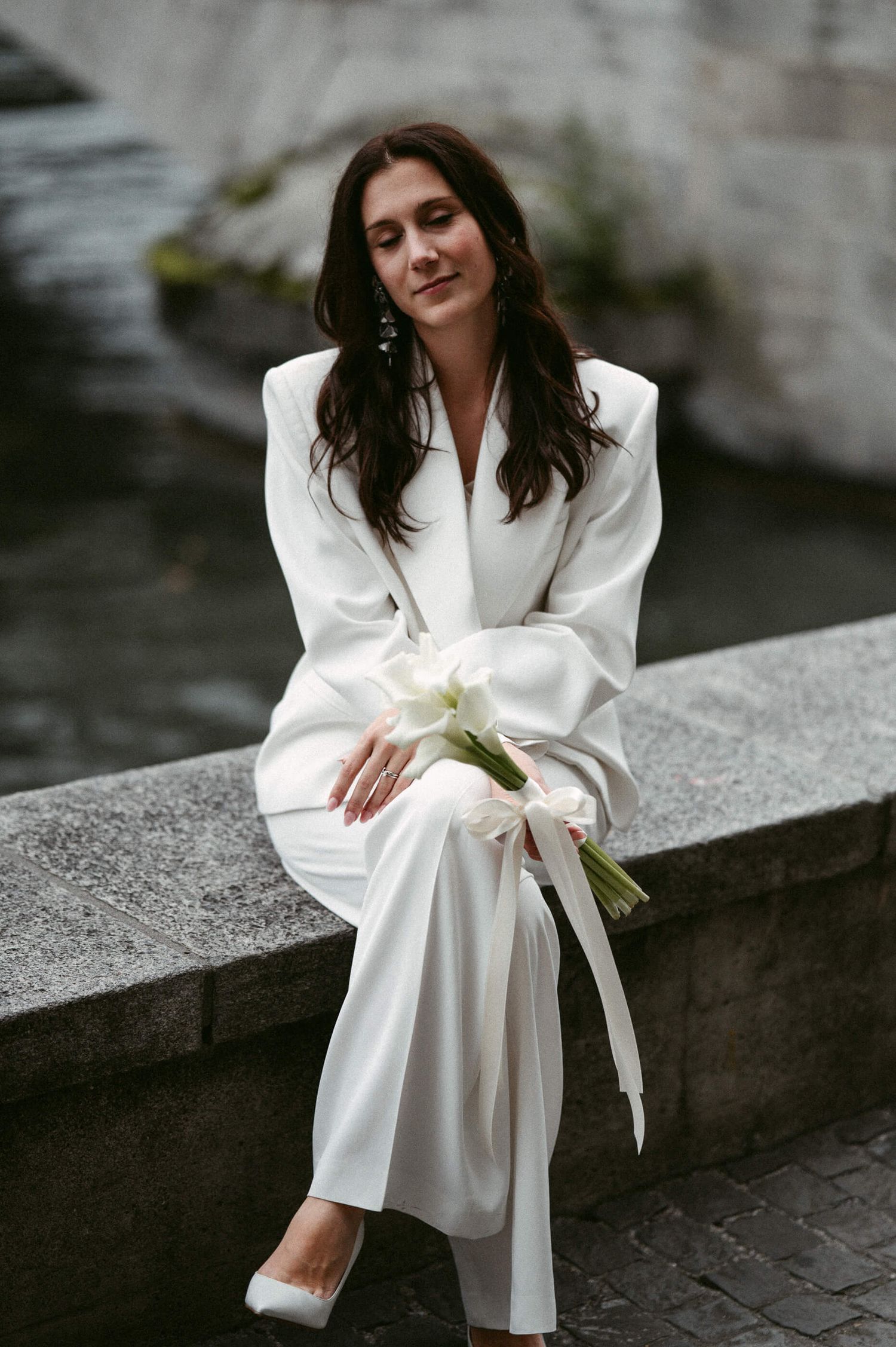 Hochzeitsfotografie Zürich Hochzeit Standesamt Portrait Braut an der Limmat