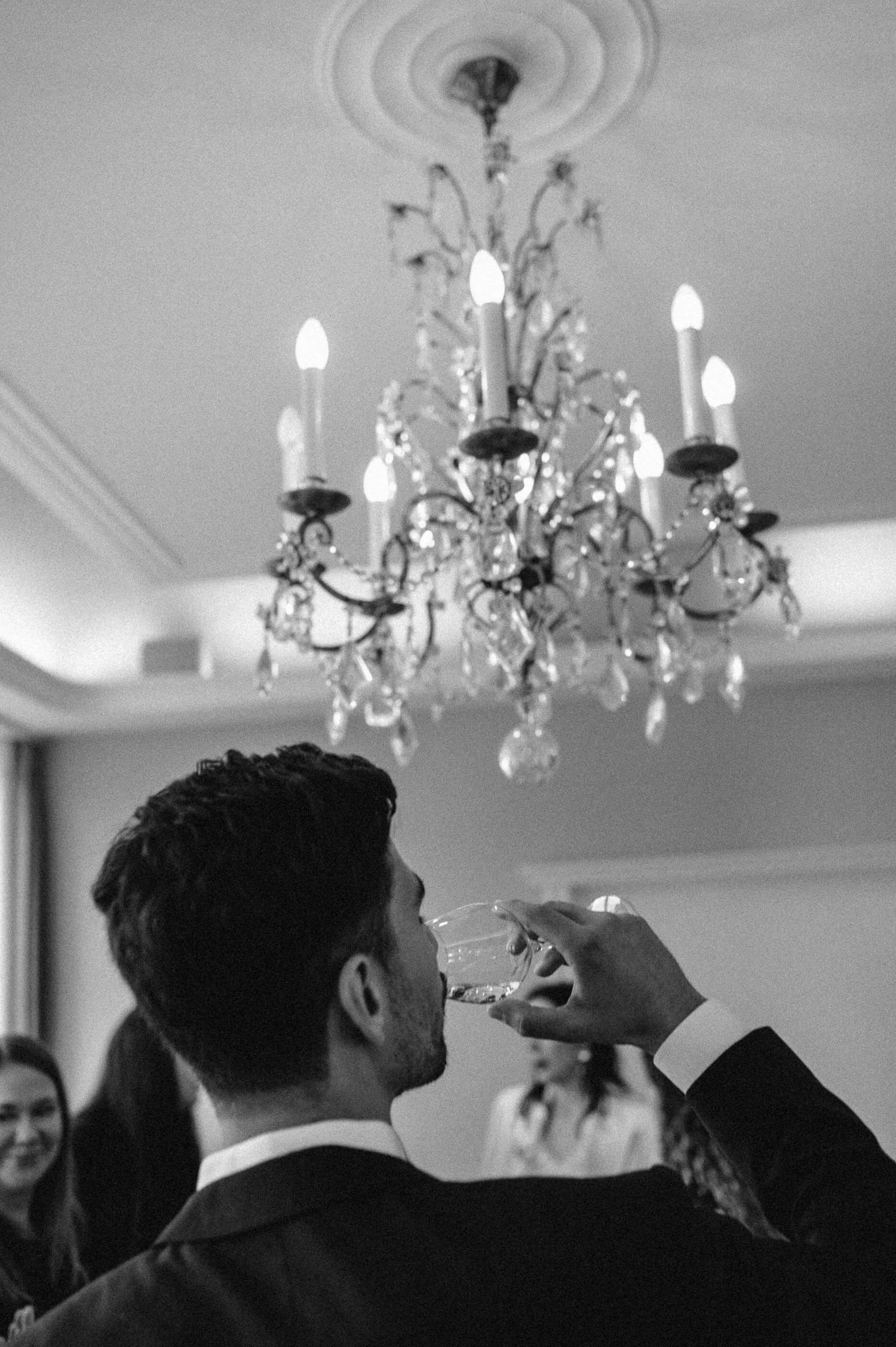 Hochzeitsfotografie Zürich Standesamt Hochzeit Bräutigam mit Weinglas