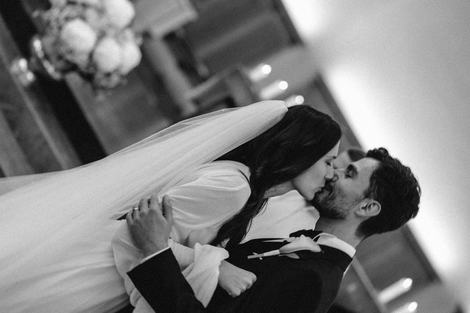 Hochzeitsfotografie Paar Kuss in der Kirche