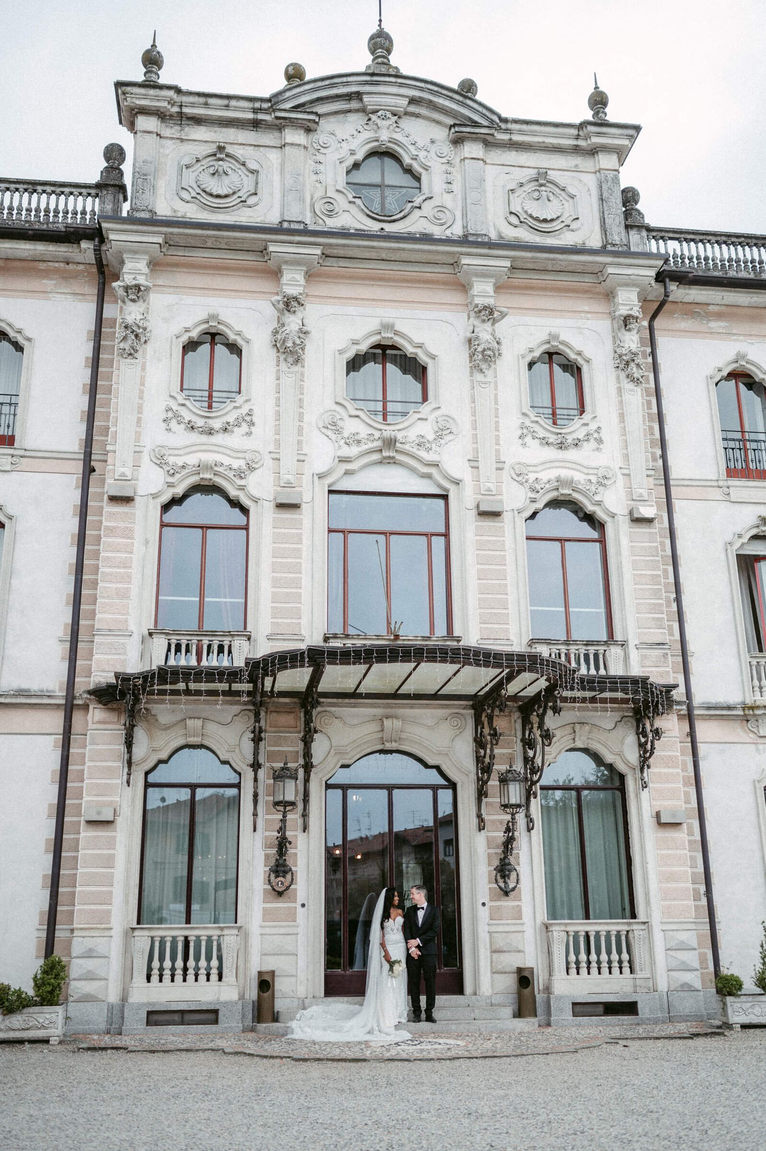 Hochzeitsfotografie Italien Portrait Braut und Bräutigam Villa