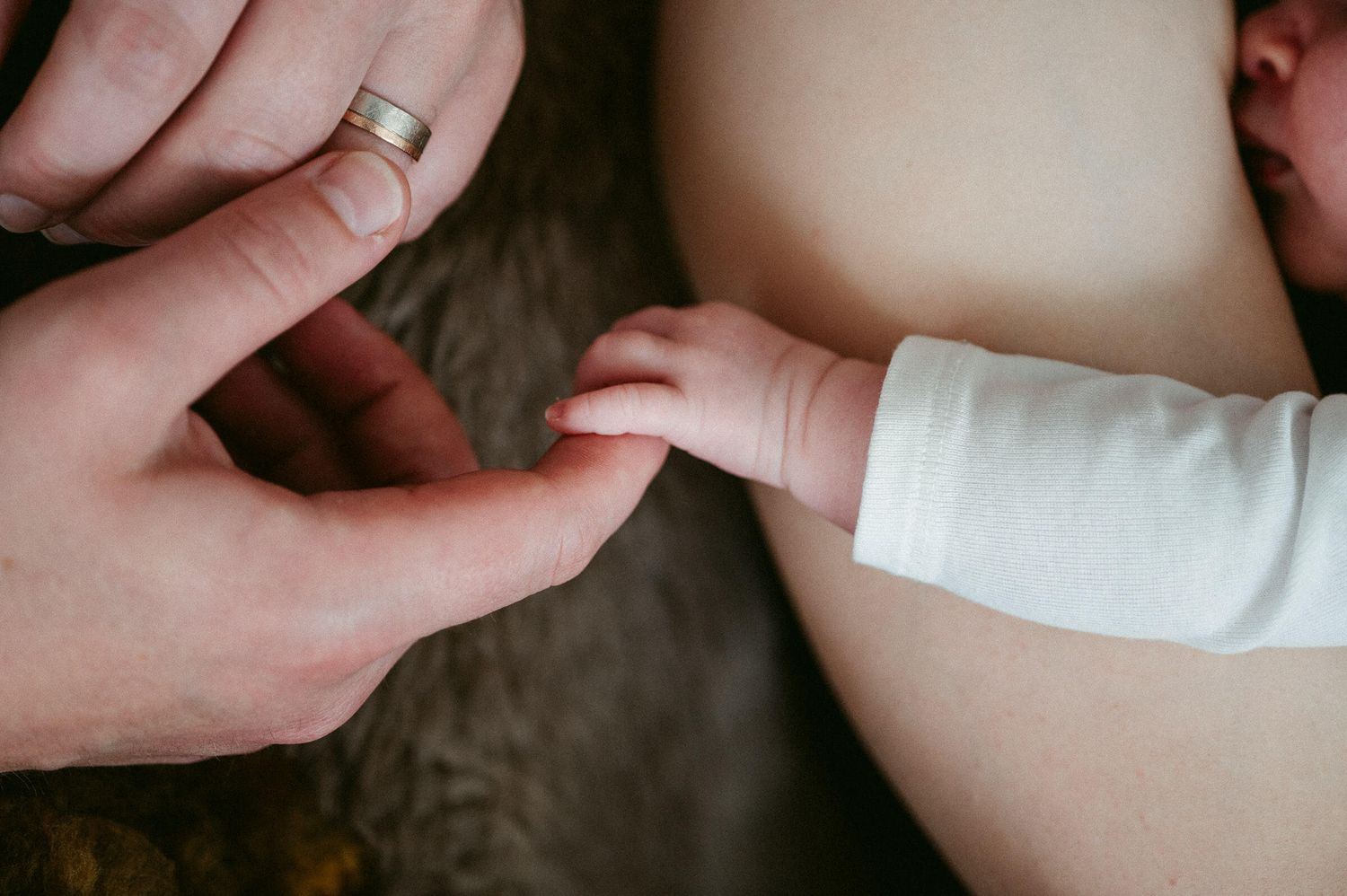 Babyfotografie Zürich Vater mit Baby Hand