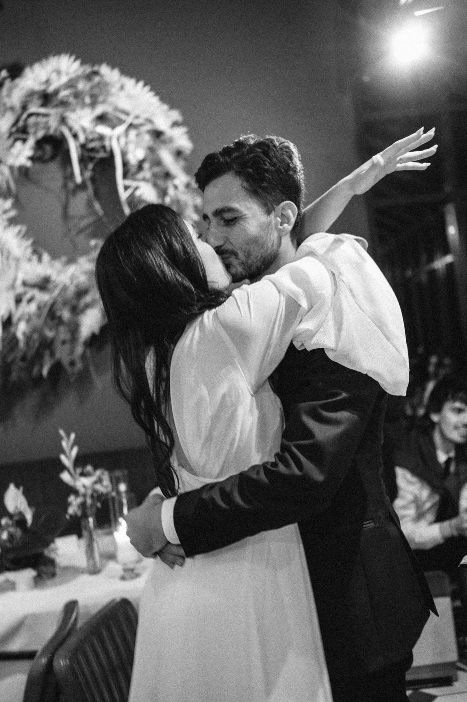 Hochzeitsfotografie Zürich Brautpaar Kuss im Thalvie