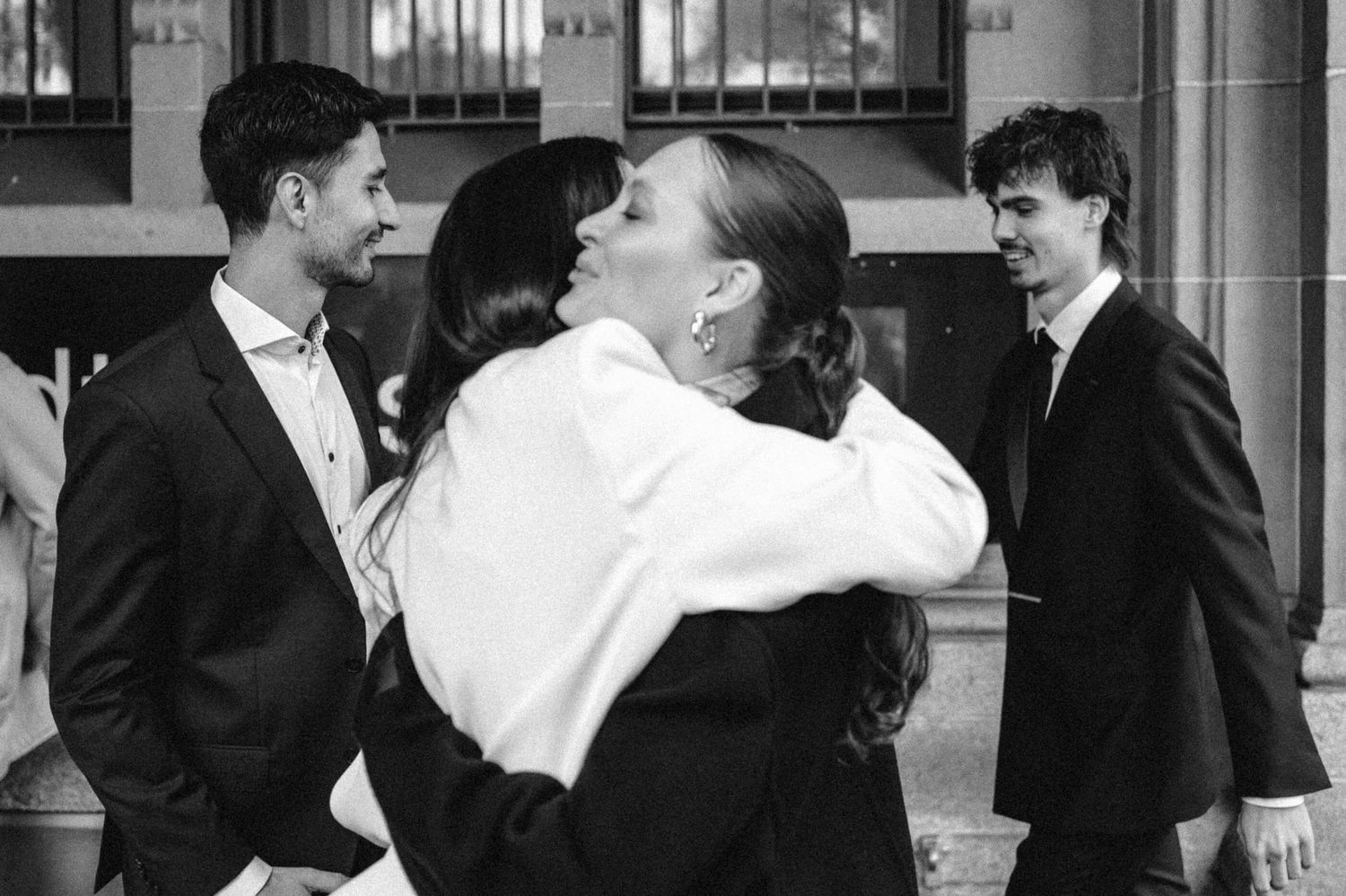 Hochzeitsfotografie Zürich Umarmung Gast und Braut
