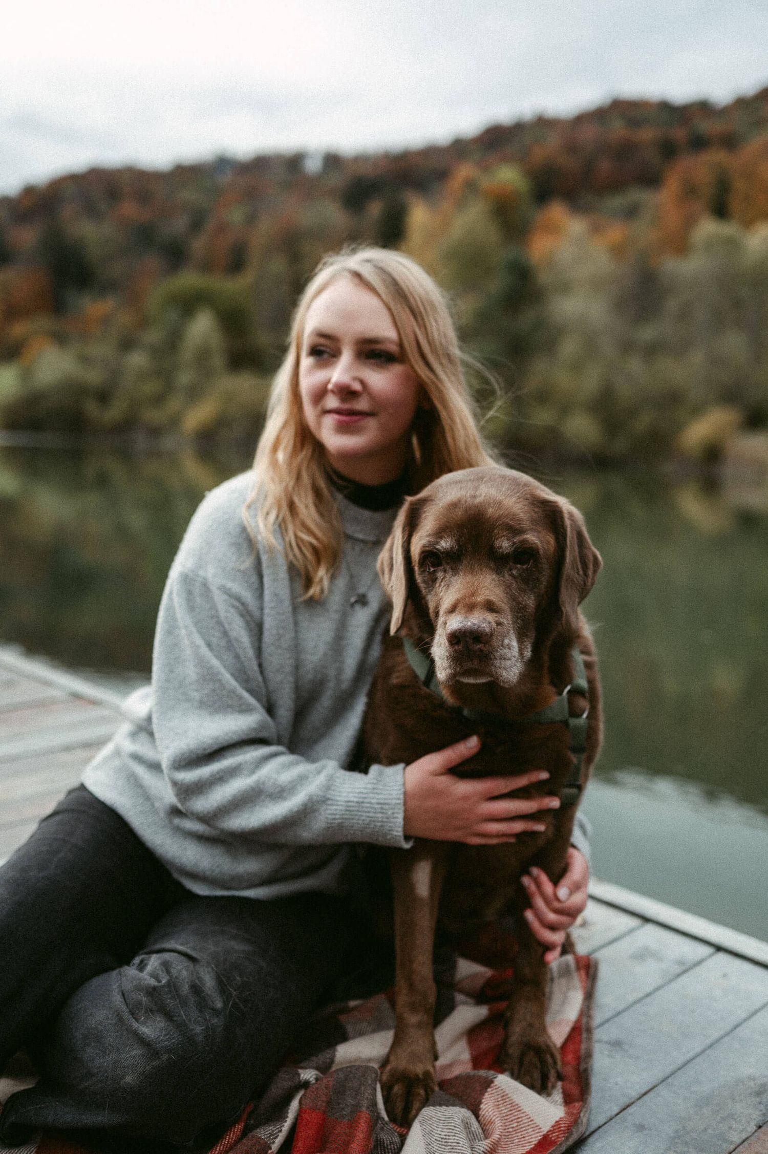 Portraitfotografie Zürich Portrait Frau mit Hund am See