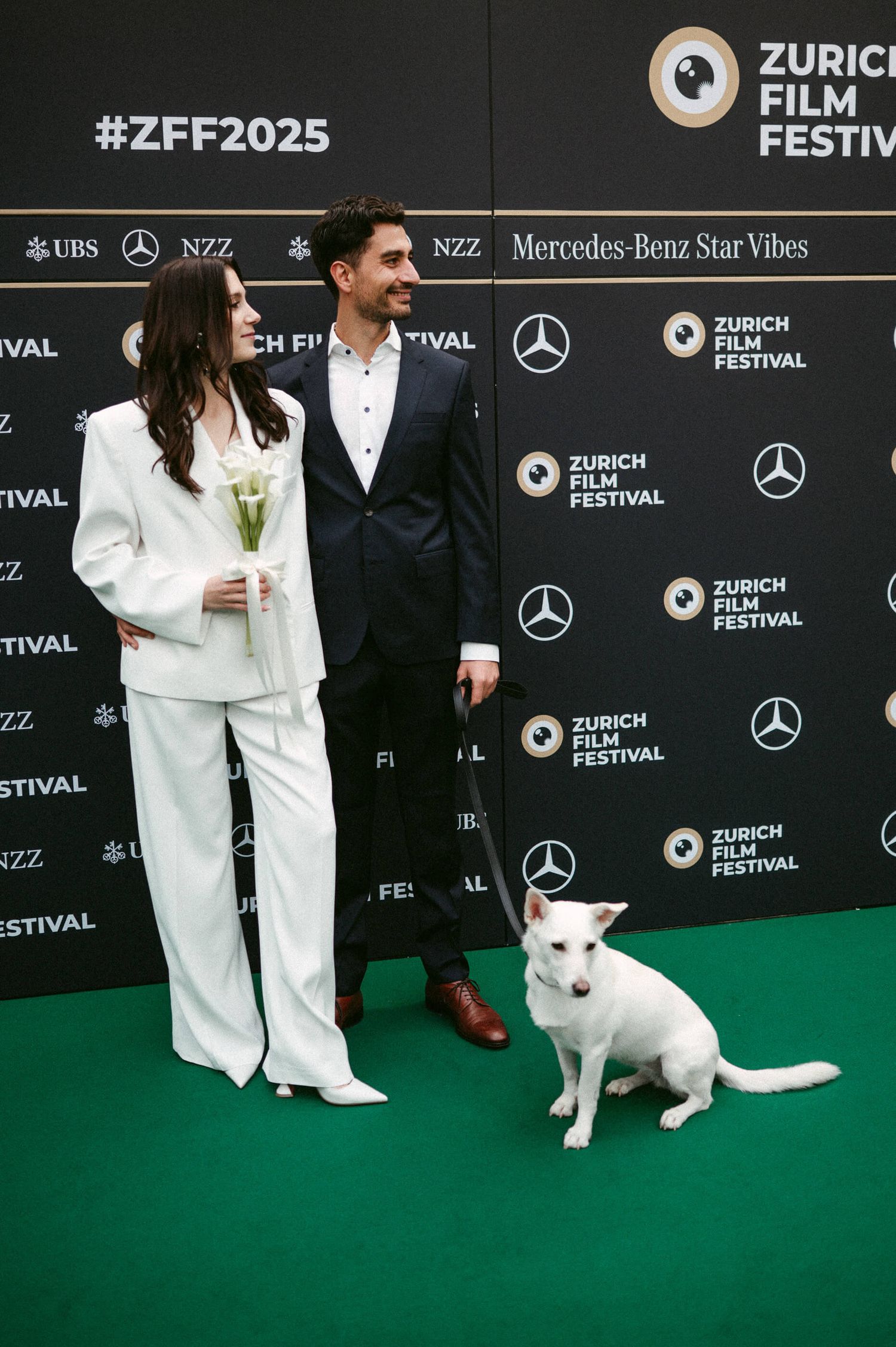 Hochzeitsfotografie Zürich Hund Portrait Braut und Bräutigam mit Hund Zürich Filmfestival