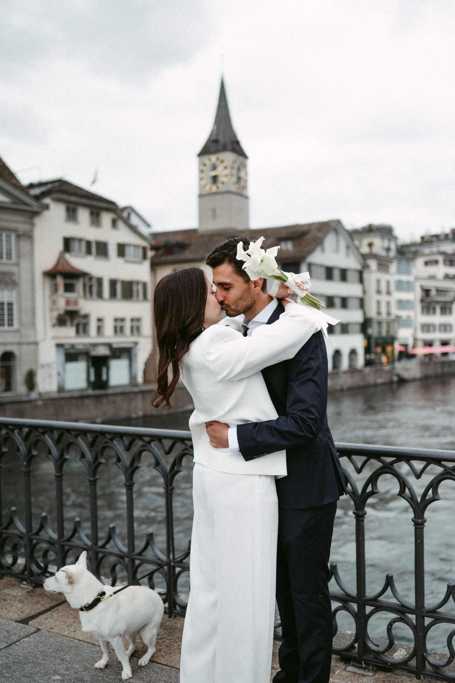 Hochzeitsfotografie Zürich Hund Portrait Braut und Bräutigam mit Hund Standesamt Zürich